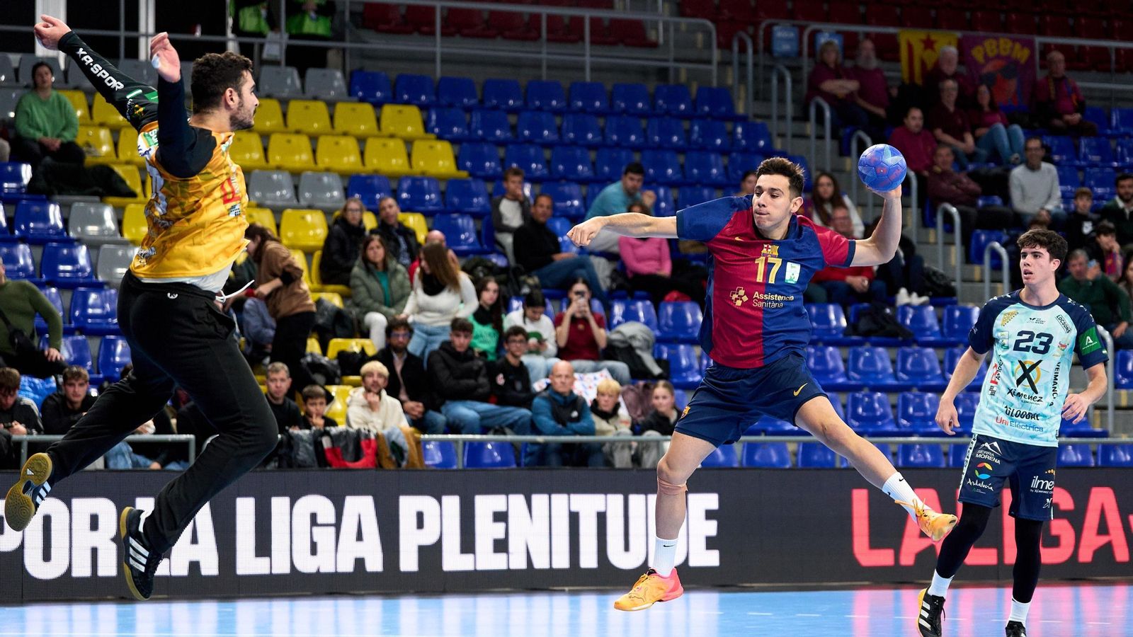 Ben Tekaya, portero del Ángel Ximénez, intenta detener un lanzamiento del barcelonista Jan Blas Clos.