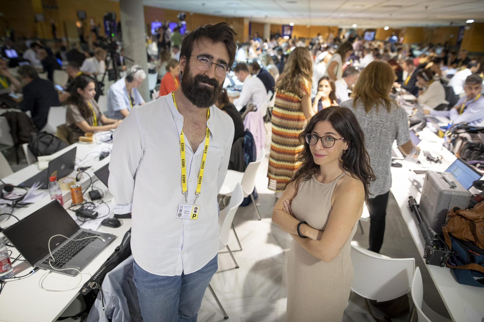 Nacho Alarcón y Beatriz Ríos, en la sala de prensa de las cumbres europeas en Granada