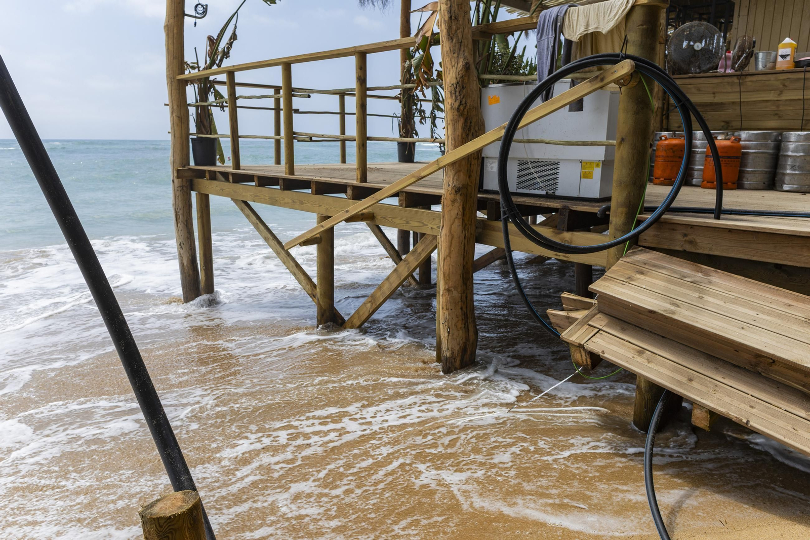 Las imágenes de la playa de los Caños tras el fuerte oleaje