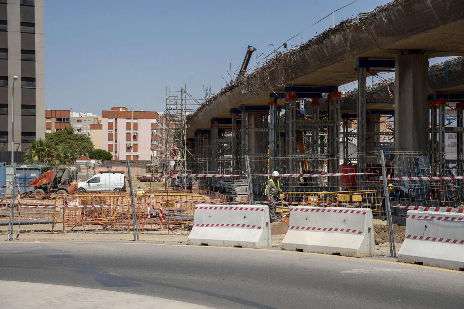 Las imágenes del desmantelamiento en el Puente de la Avenida Mediterráneo en Almería