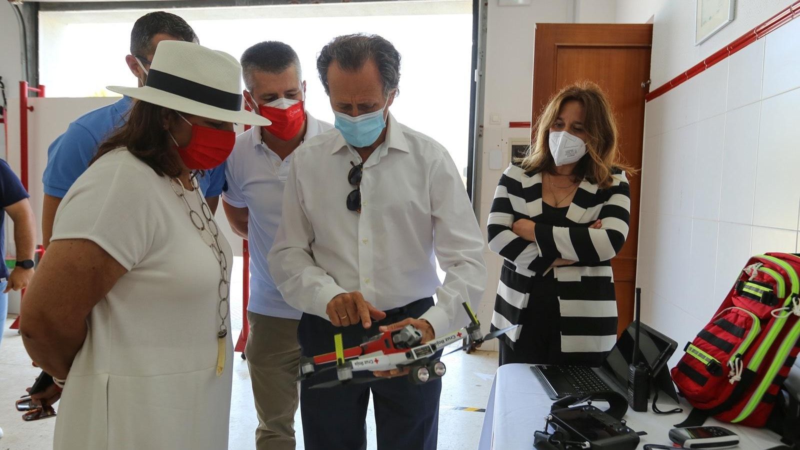 Los responsables municipales y de Cruz Roja, antes de la demostración en la playa.