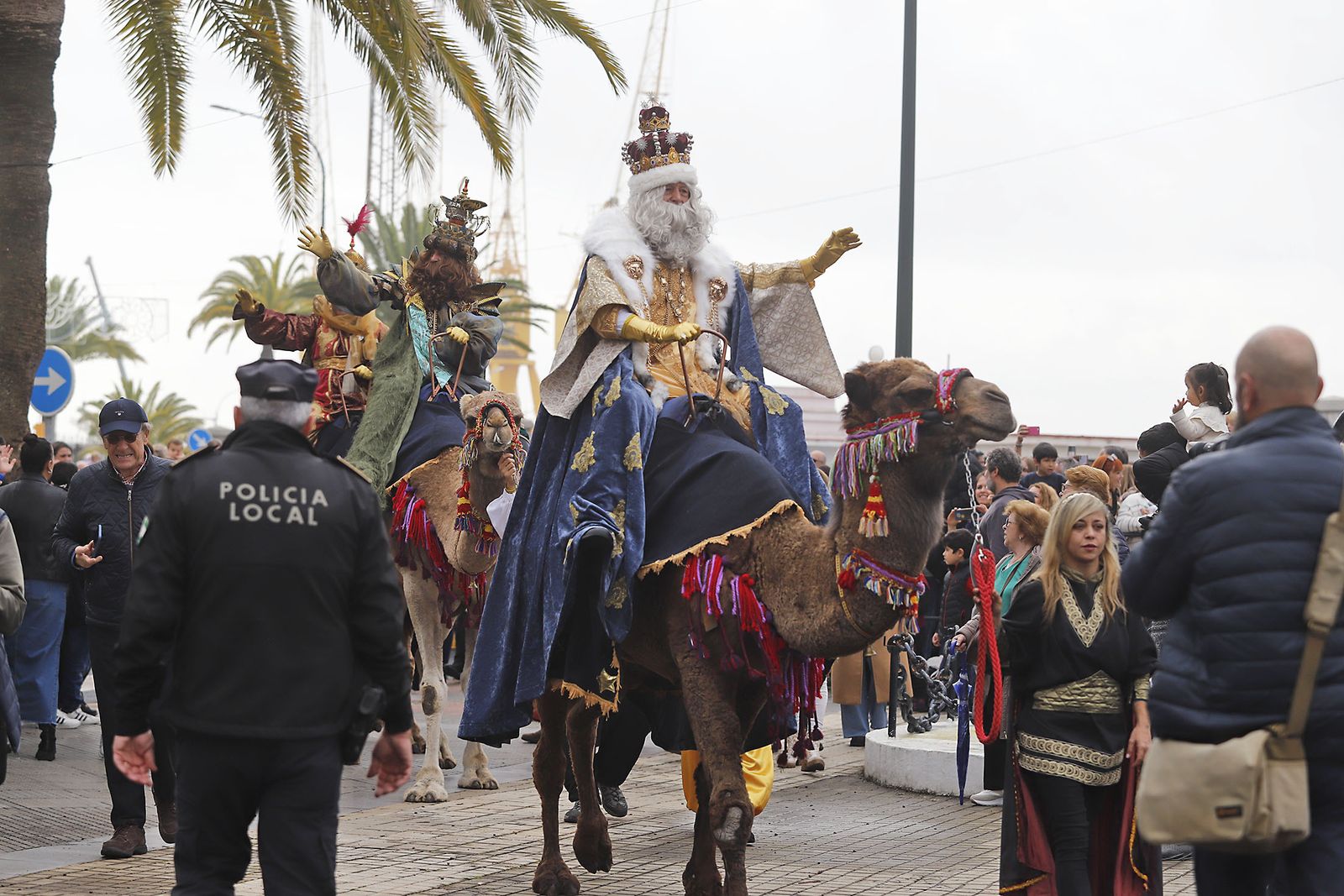 Imágenes de la mágica llegada de los Reyes Magos y la Estrella de la Ilusión a Huelva en barco