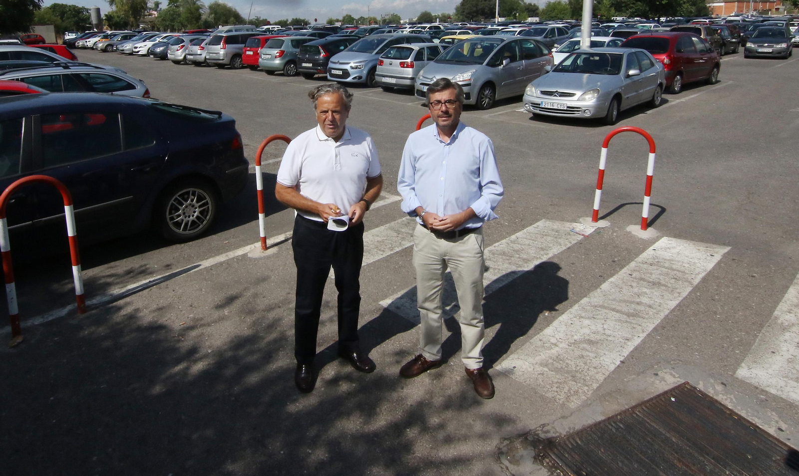 Los populares Salvador Fuentes y Miguel Ángel Torrico denuncian la situación del parking del Reina Sofía.