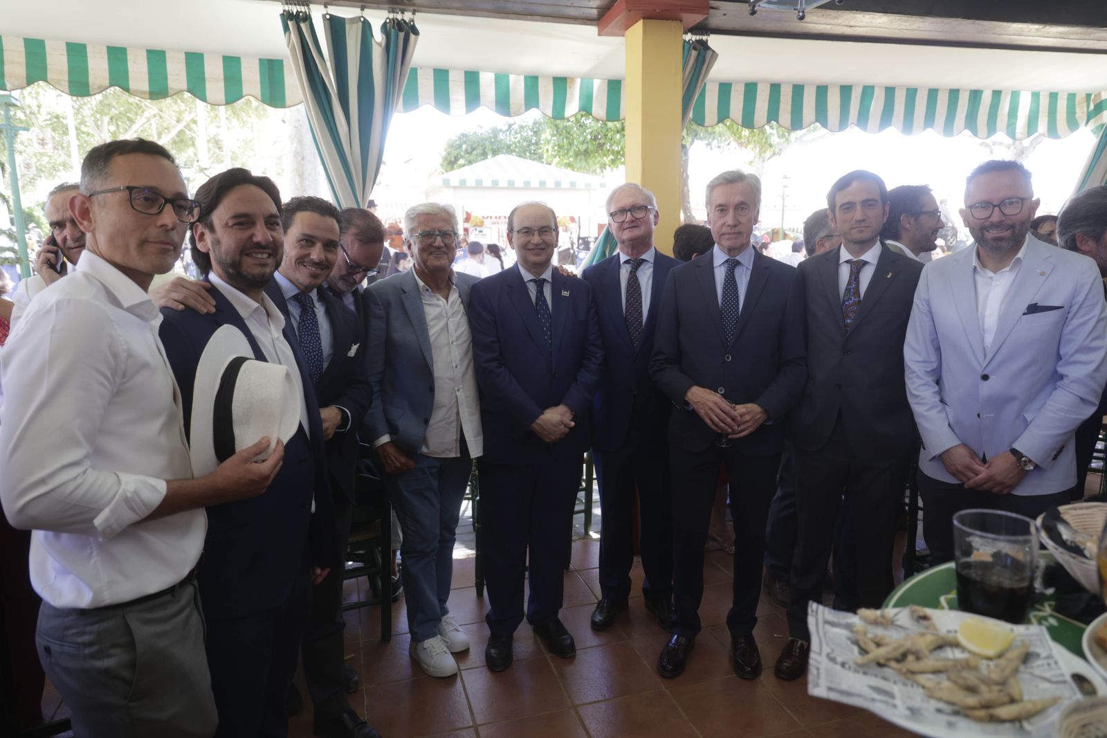 Fotos de la recepción en la caseta de la Cadena Cope en la Feria de Sevilla