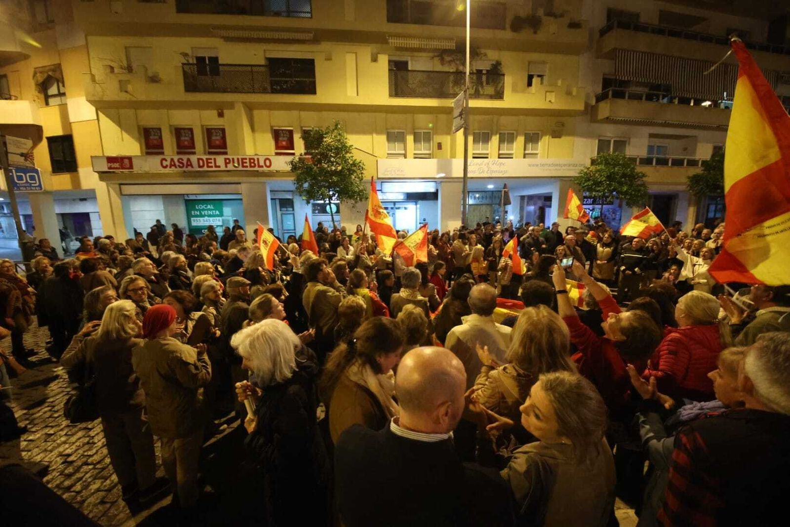 Concentración ante la sede del PSOE en Jerez para protestar contra la amnistía