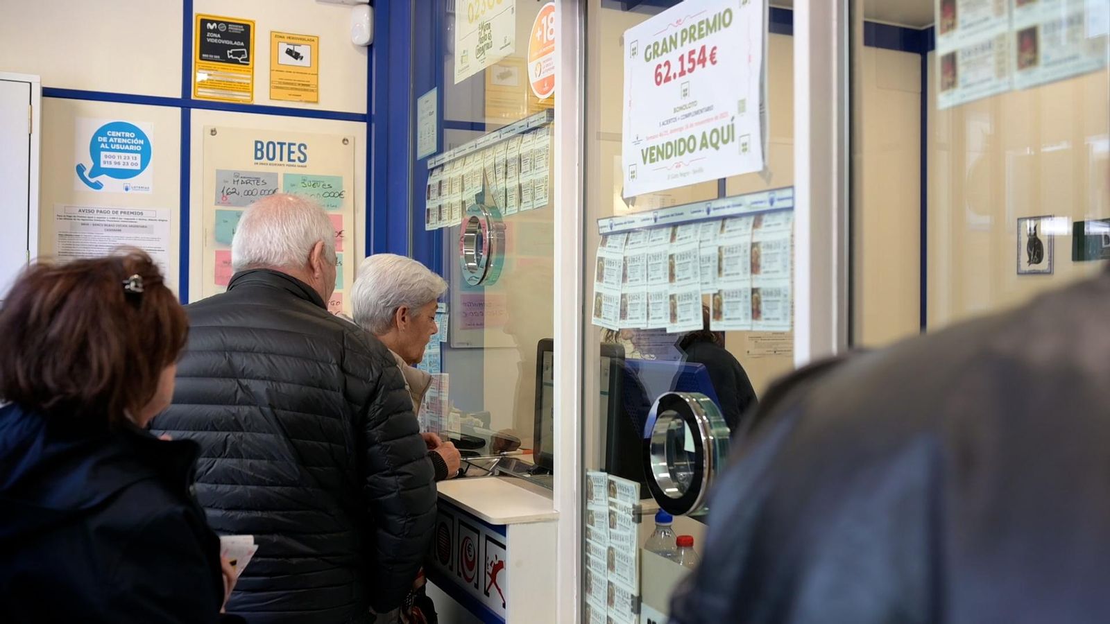 Colas en la administración 11 situada entre Sierpes y San Francisco