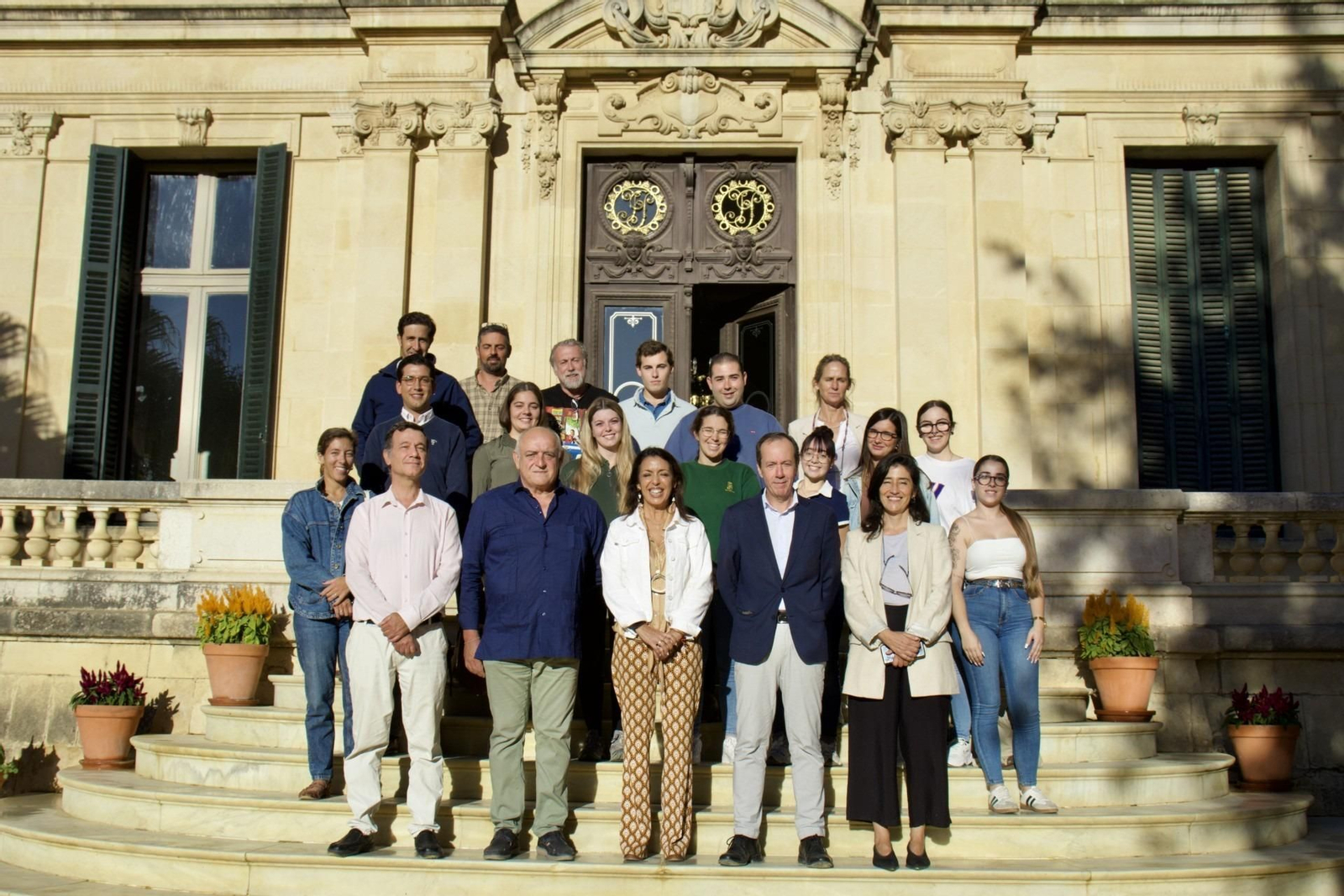Marta Bosquet y Rafael Olvera con los alumnos del curso de 'Podología equina y herraje' en la sede de la Real Escuela de Arte Ecuestre en Jerez.