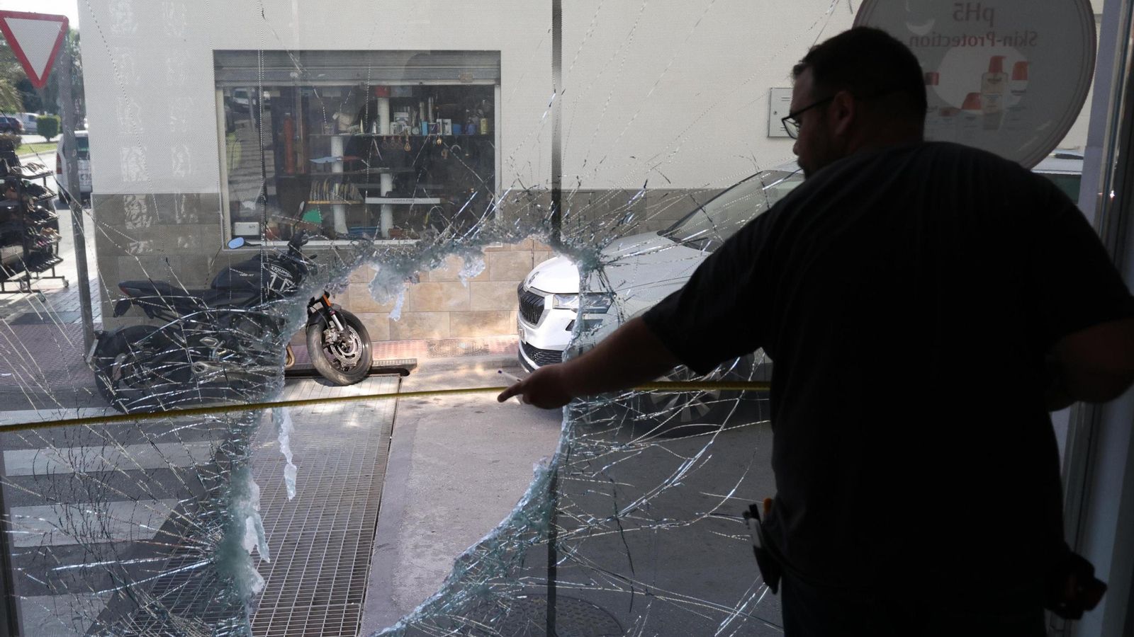 El agujero que los encapuchados han abierto para robar en la farmacia.