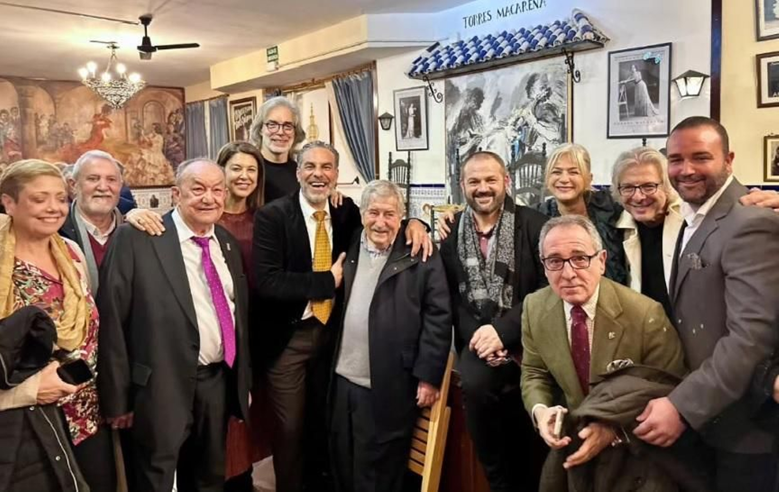 Jaime del Pozo, en el centro, en un acto en la peña Torres Macarena de Sevilla con su hija Patricia y otros artistas