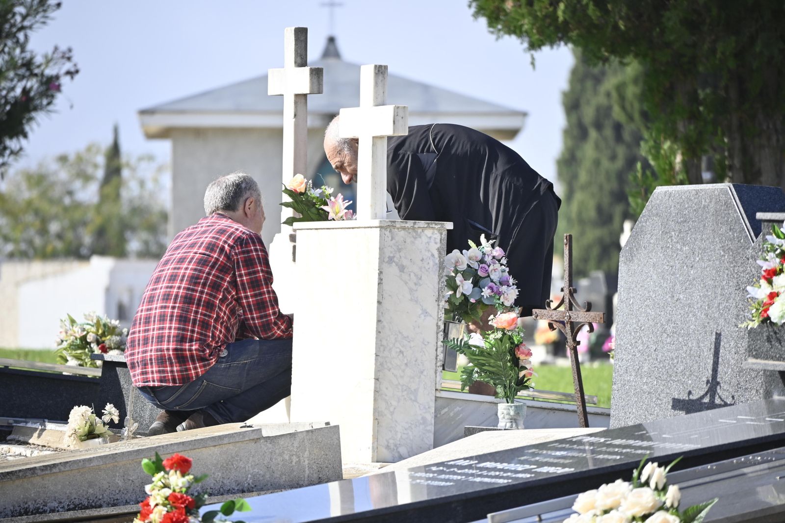Ambiente en el cementerio de Huelva para el día de todos los Santos.