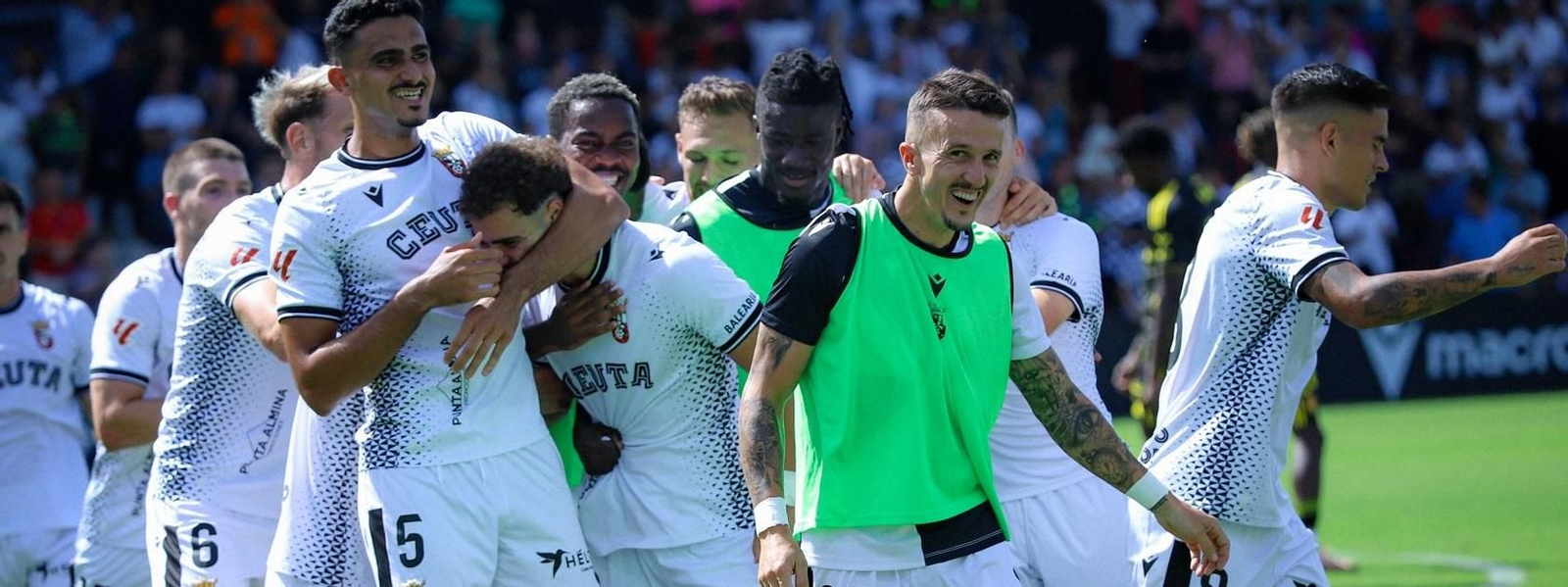 Los jugadores del Ceuta celebran un gol en el Alfonso Murube.