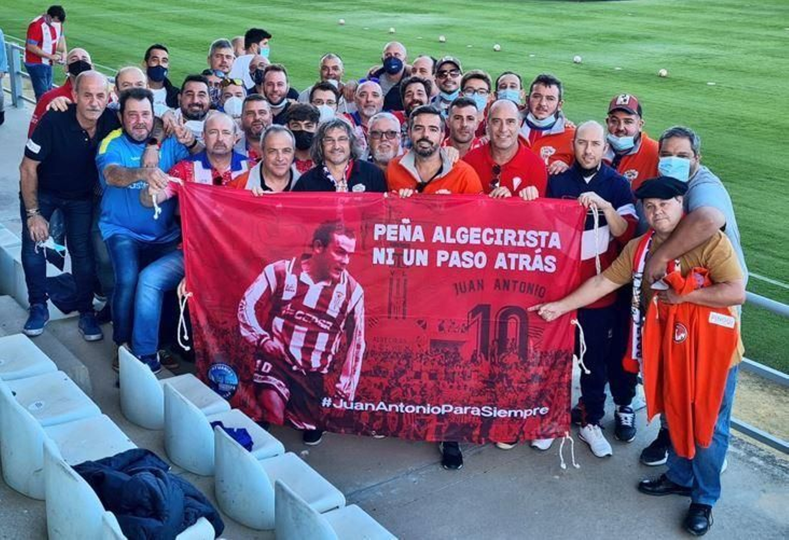 Peñistas de los Estibadores Algeciristas, con la pancarta de Juan Antonio.