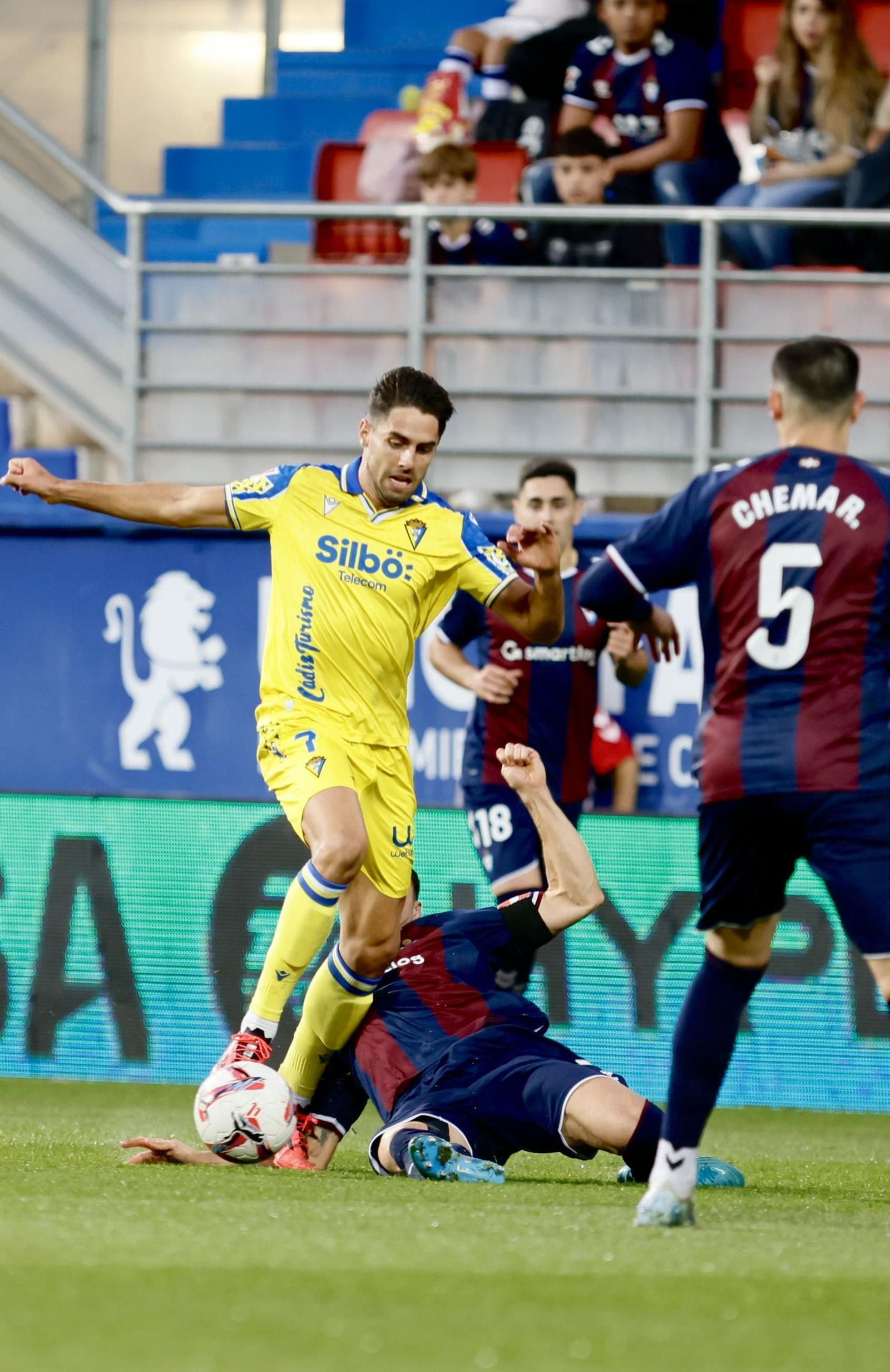 Las imágenes del partido de fútbol Éibar - Cádiz