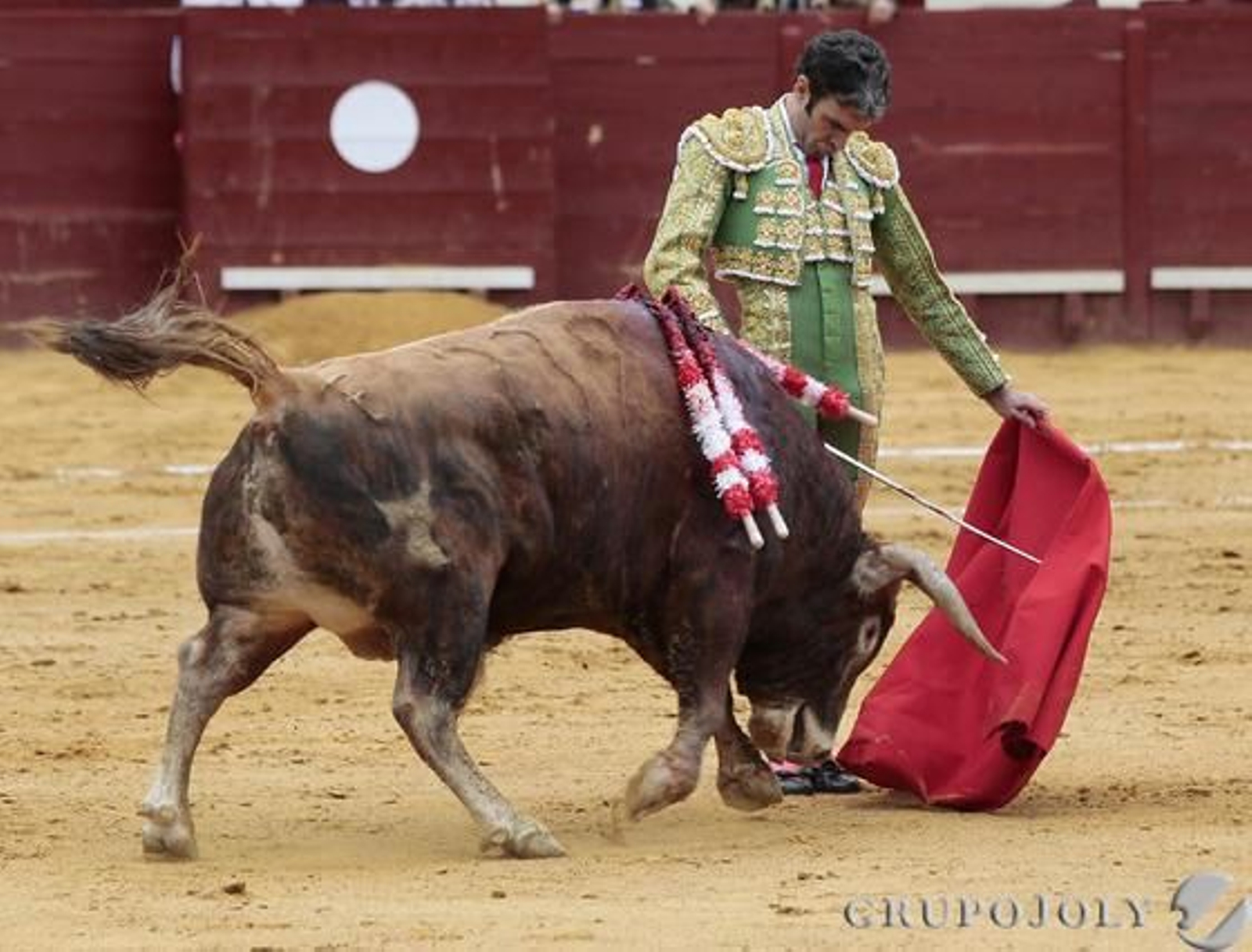 José Tomás, un genio de quietud y temple moviendo las telas con la zurda.

Foto: Miguel Angel Gonzalez