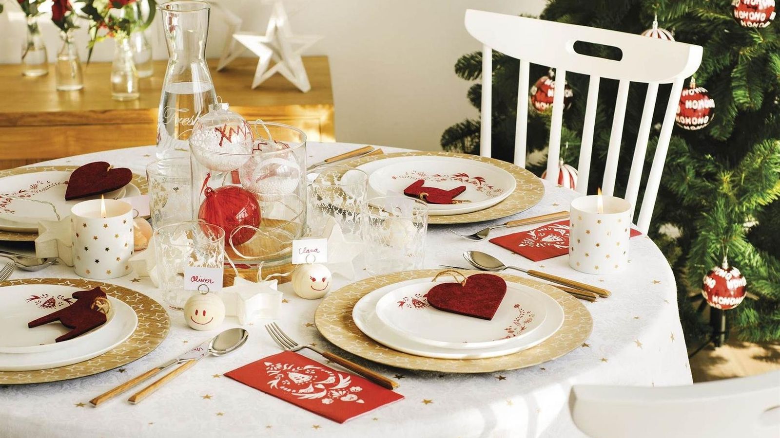 Detalles de la decoración de una mesa en Navidad.