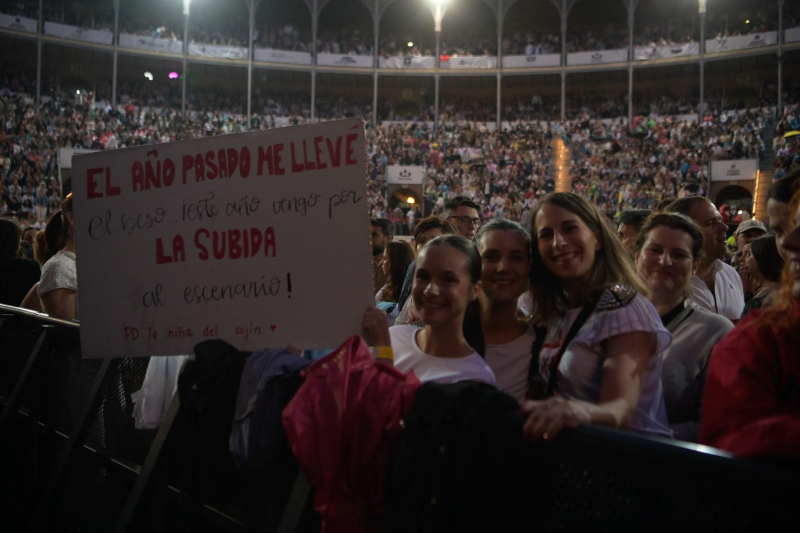 La lluvia de Granada no frena el baño de masas de un Manuel Carrasco ‘Salvaje’