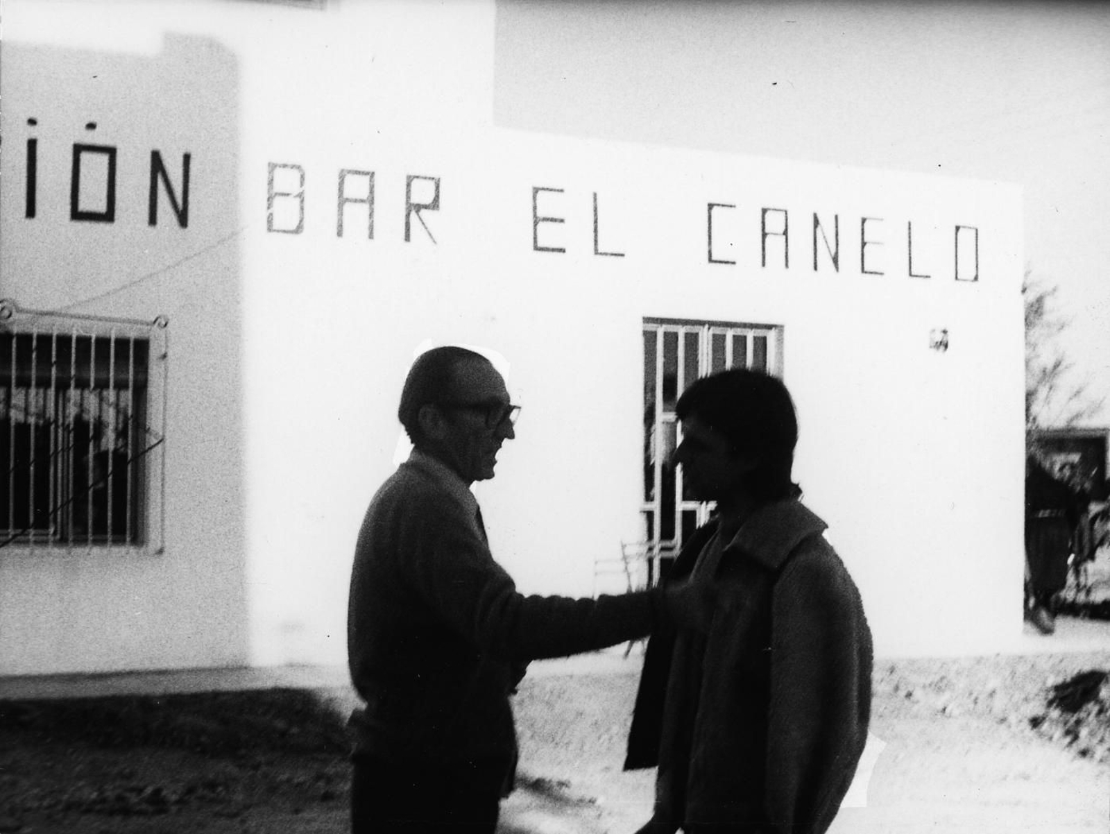 Los arquitectos F.J. Sáenz de Oíza y Ricardo Bofill frente al bar El Canelo de Mojácar en 1970