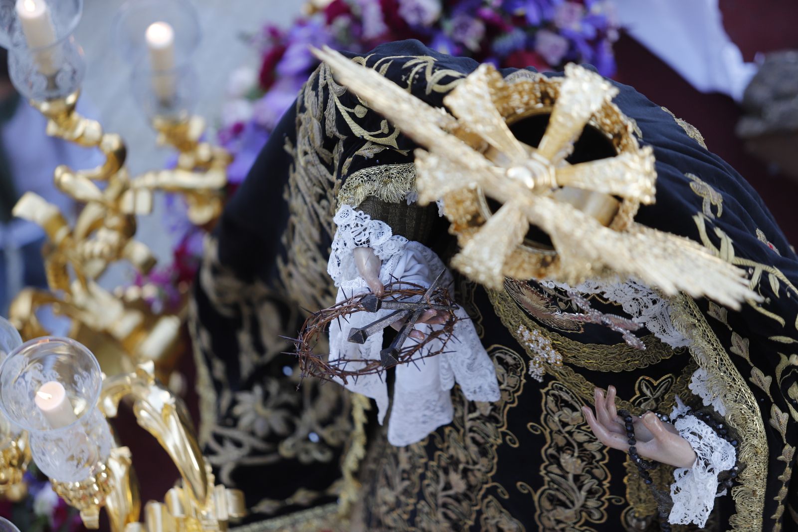 La Hermandad de la Soledad recorre las calles de Huelva en el Viernes Santo