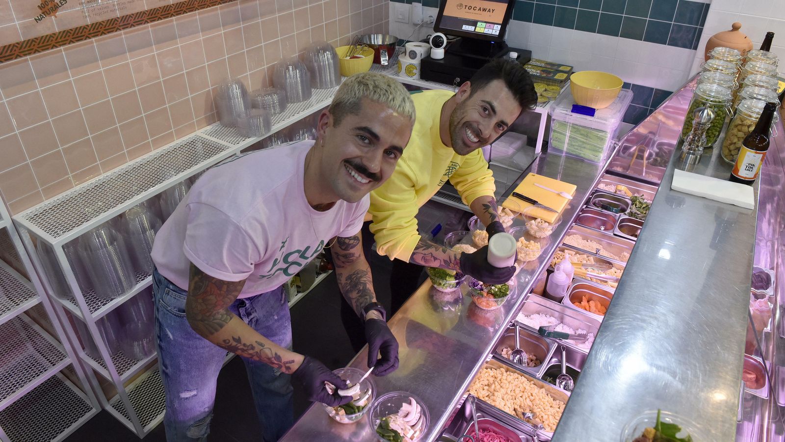 Diego Blanco y Jorge Estepa son los creadores de Toc Away, en el mercado de Triana.