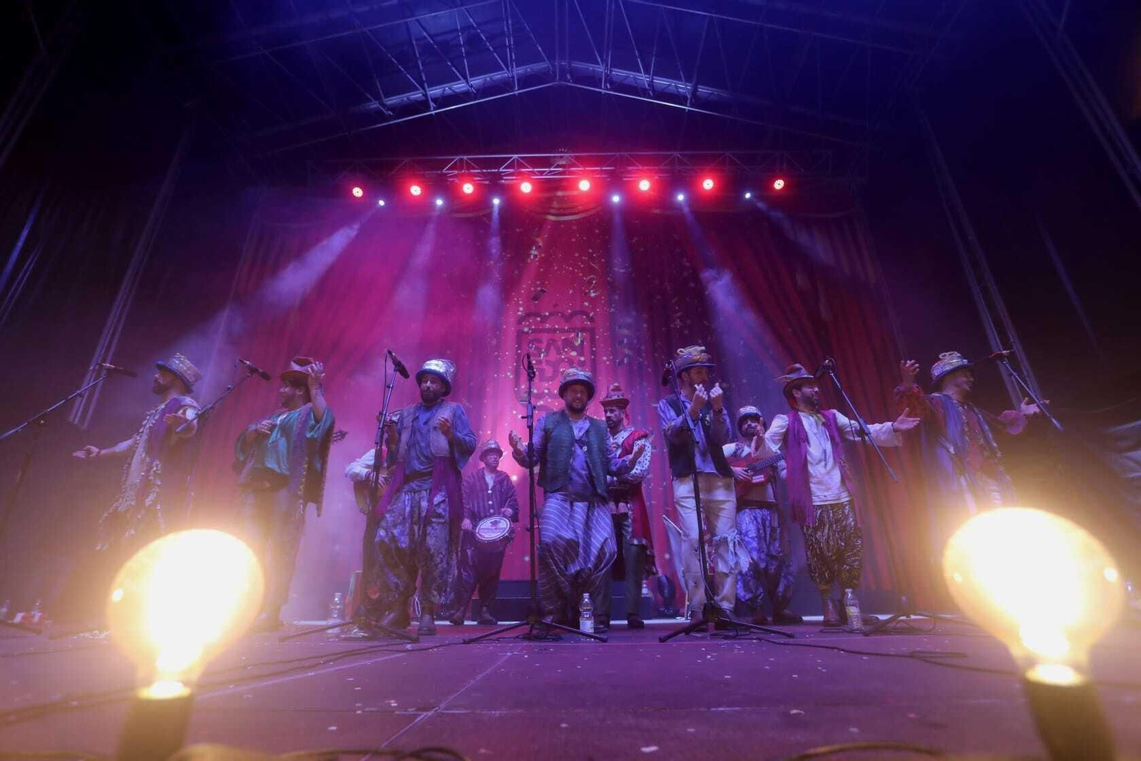 La noche de coros (y otras agrupaciones) en el Carnaval de San Fernando, en imágenes.