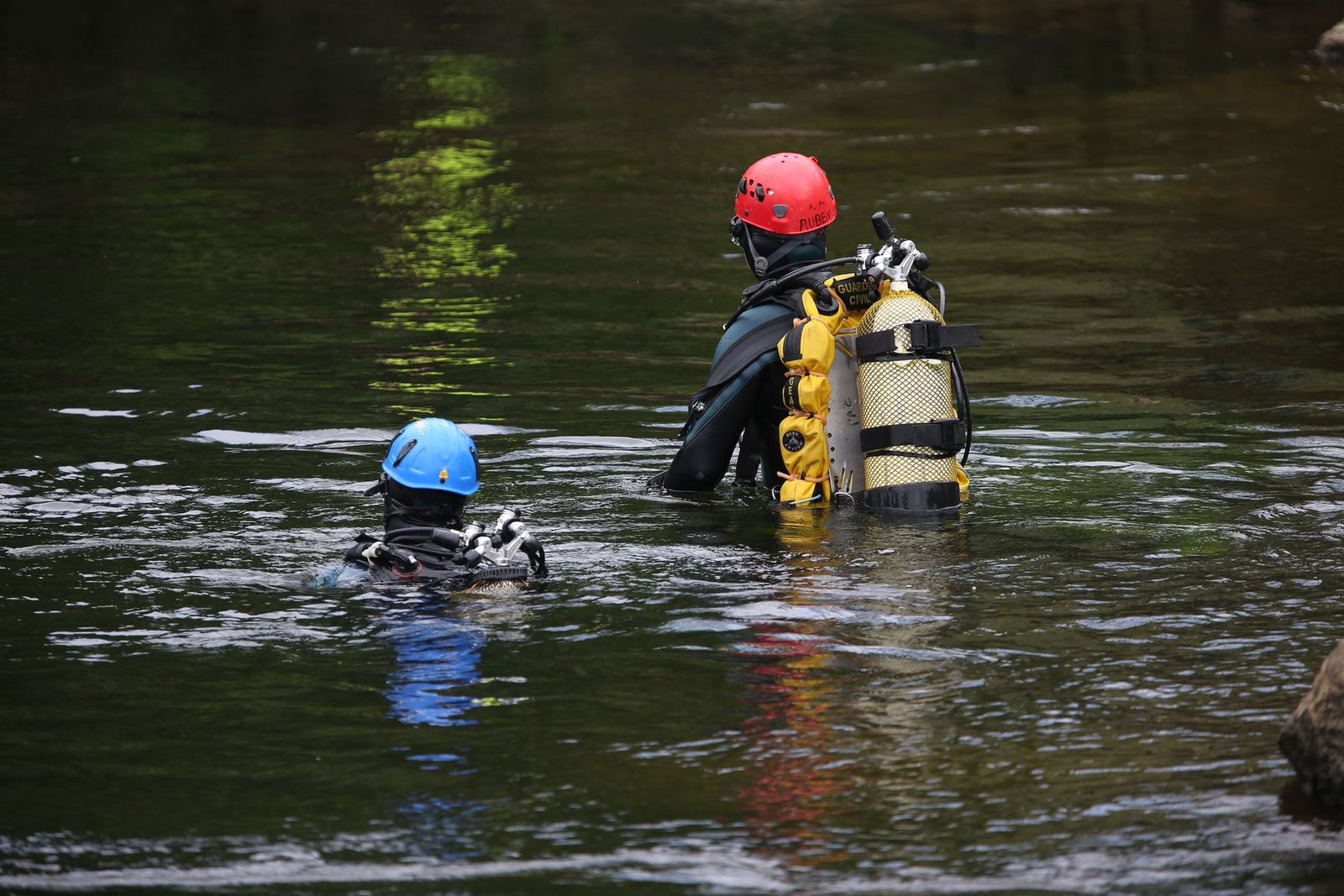 Los equipos de rescate durante la búsqueda del menor en el Miño.