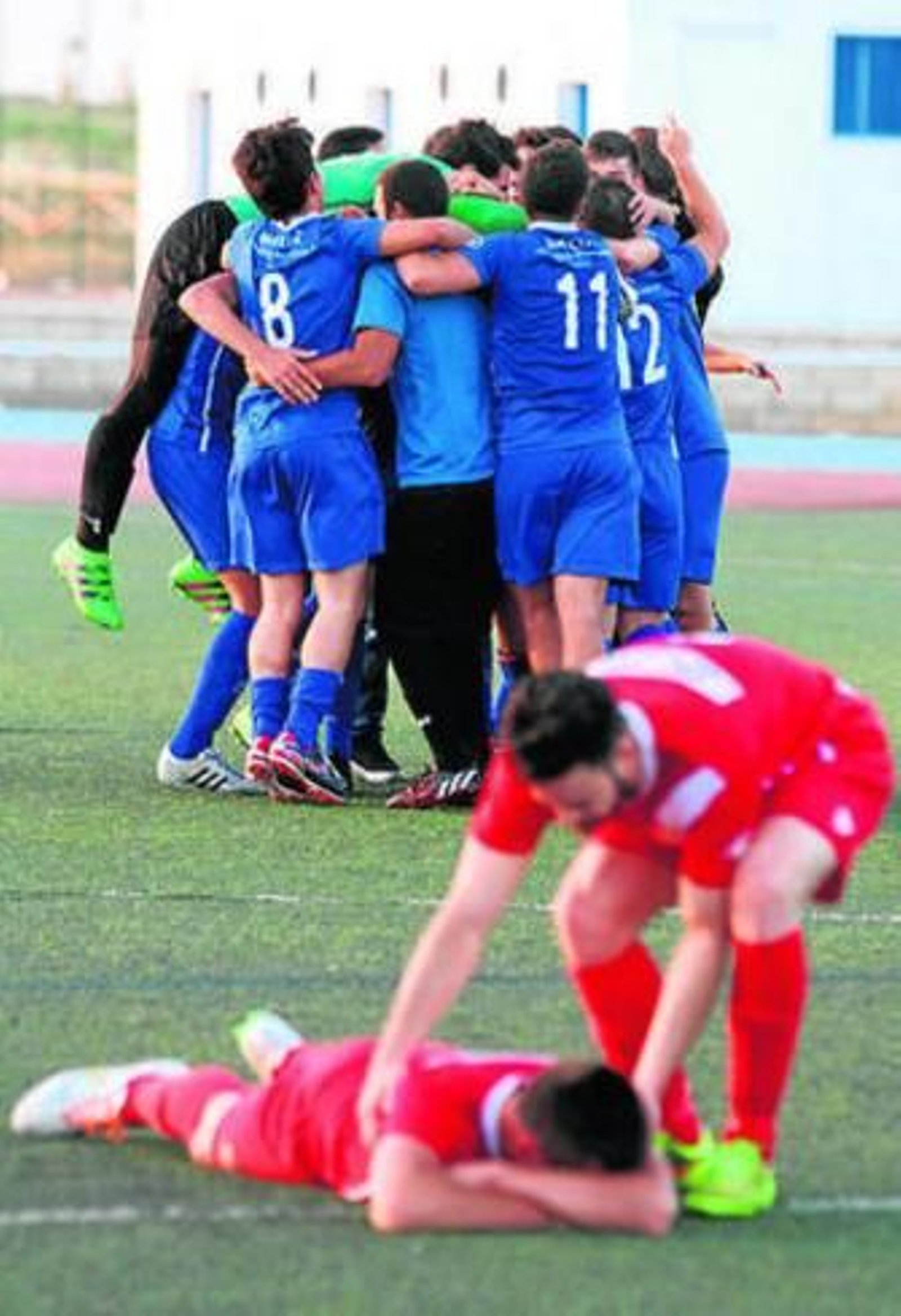 La alegría de los jugadores del Canela contrasta con el abatimiento de los del Trigueros, justo al finalizar el encuentro de ayer en San Juan.