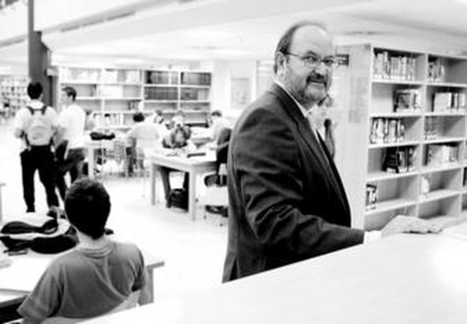 Con un alumno en el Laboratorio de Elasticidad y Resistencia de Materiales.