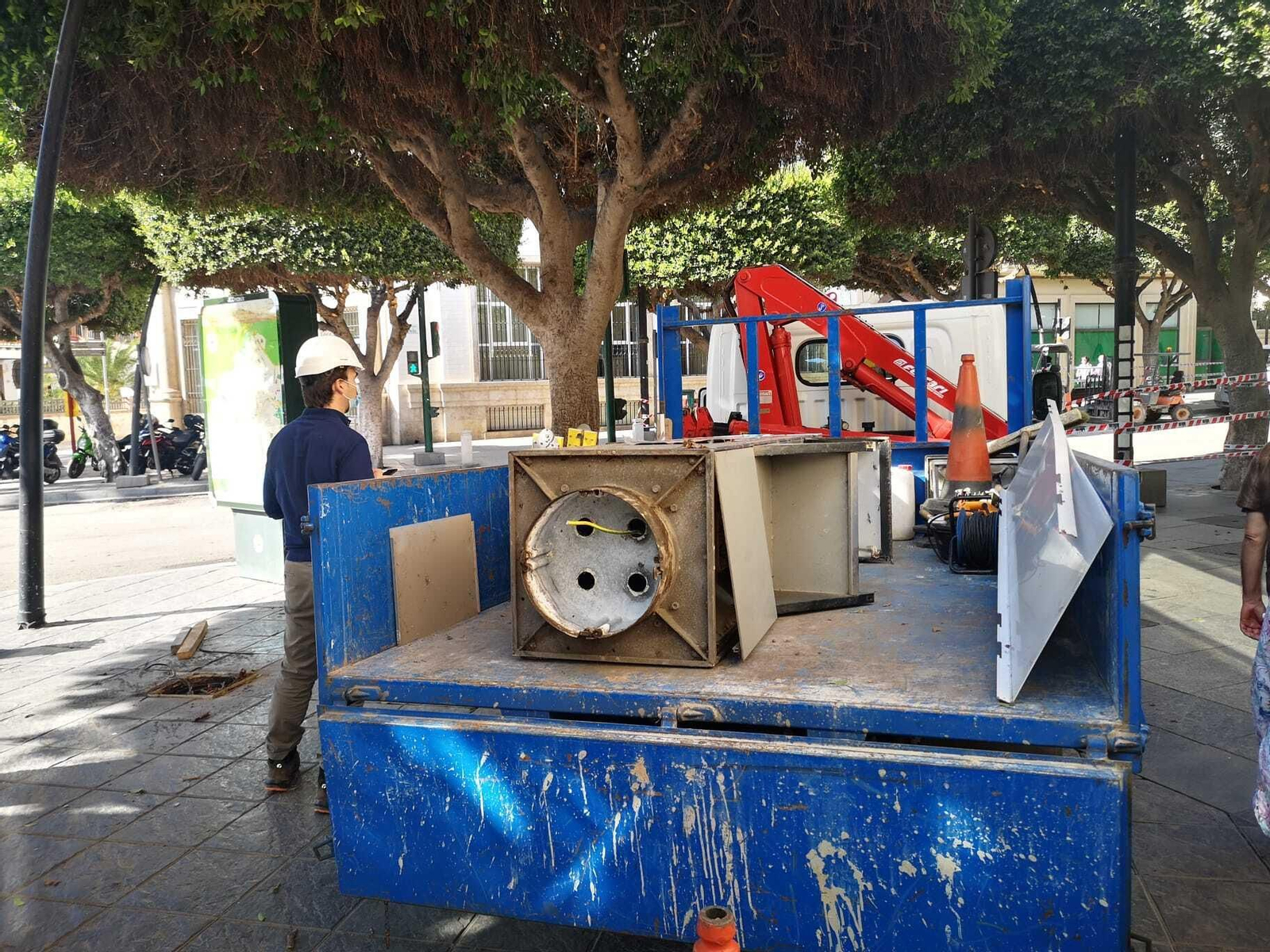 Un operario retira la cabina del Paseo, próxima a la antigua plaza Circular