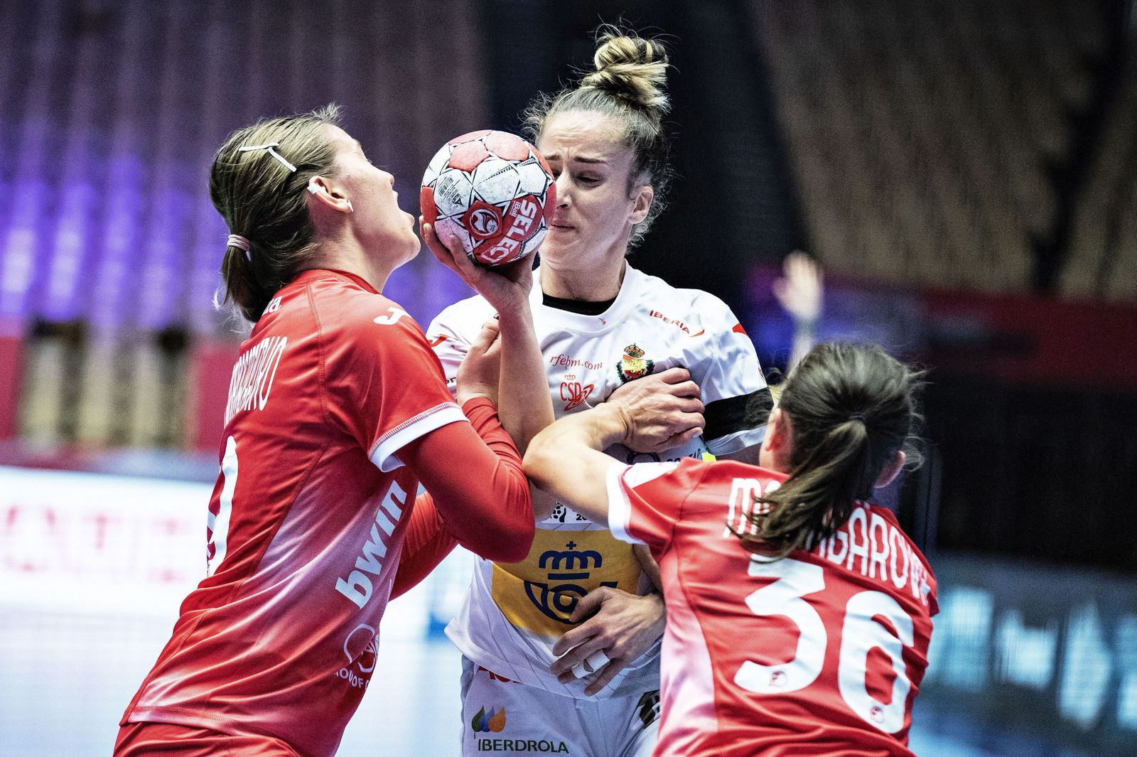 Nerea Pena trata de atacar ante la expeditiva defensa de dos jugadoras rusas.