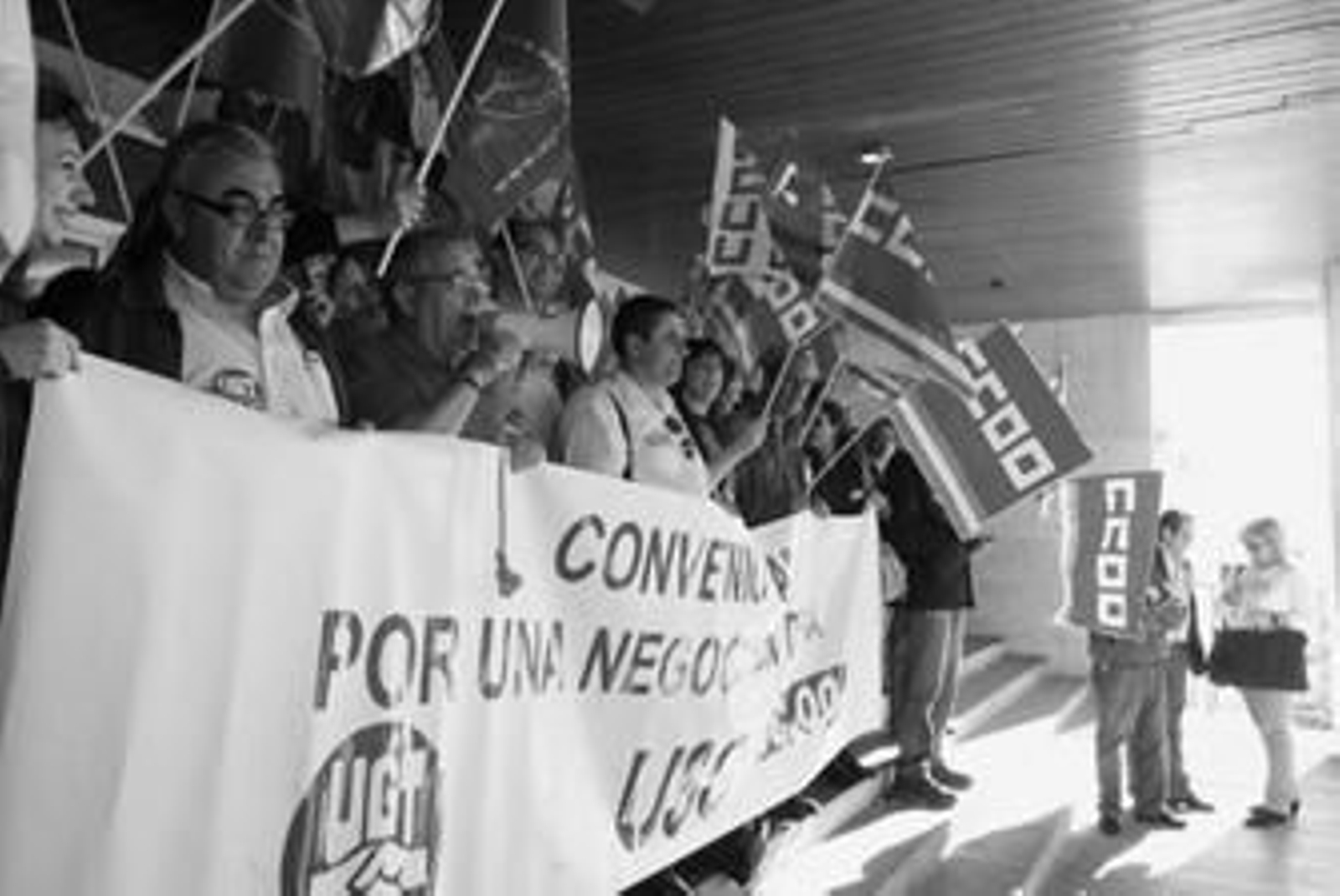 Los sindicalistas y trabajadores, concentrados en el Punta Europa.