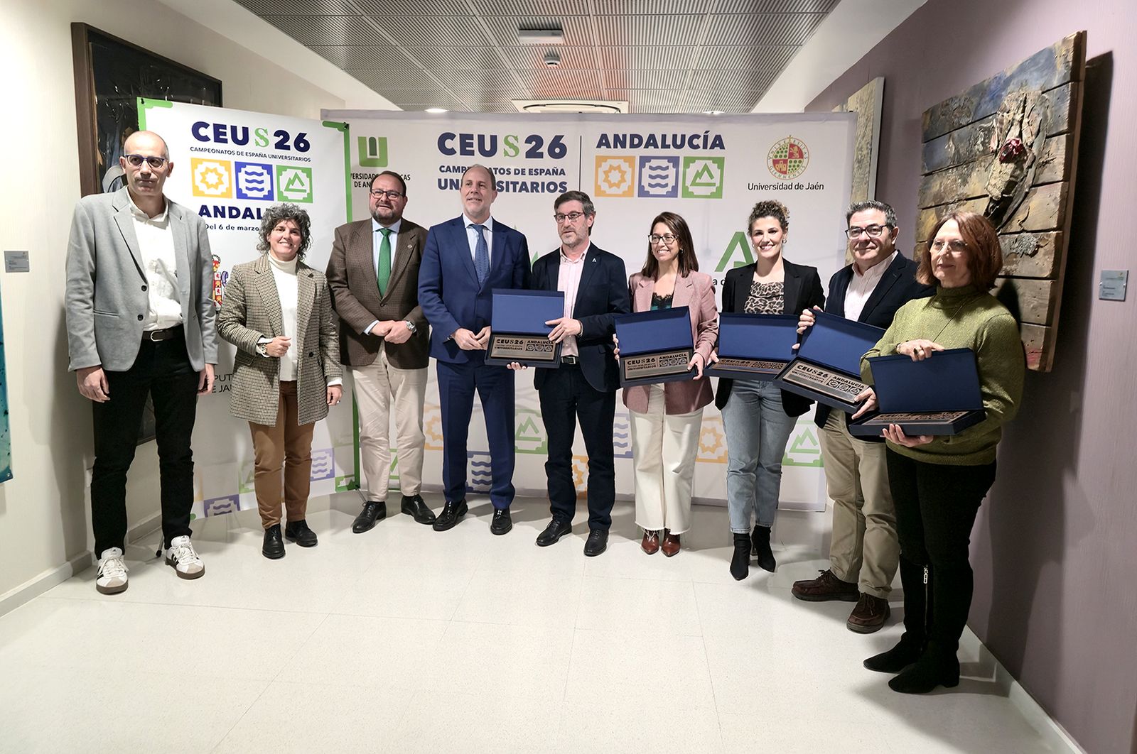 Foto de familia de las autoridades asistentes a la presentación.