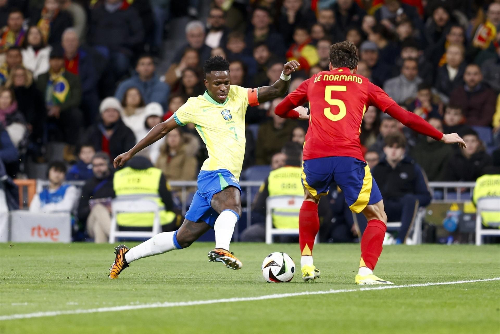 Vinícius trata de llegar a un balón ante Le Normand.