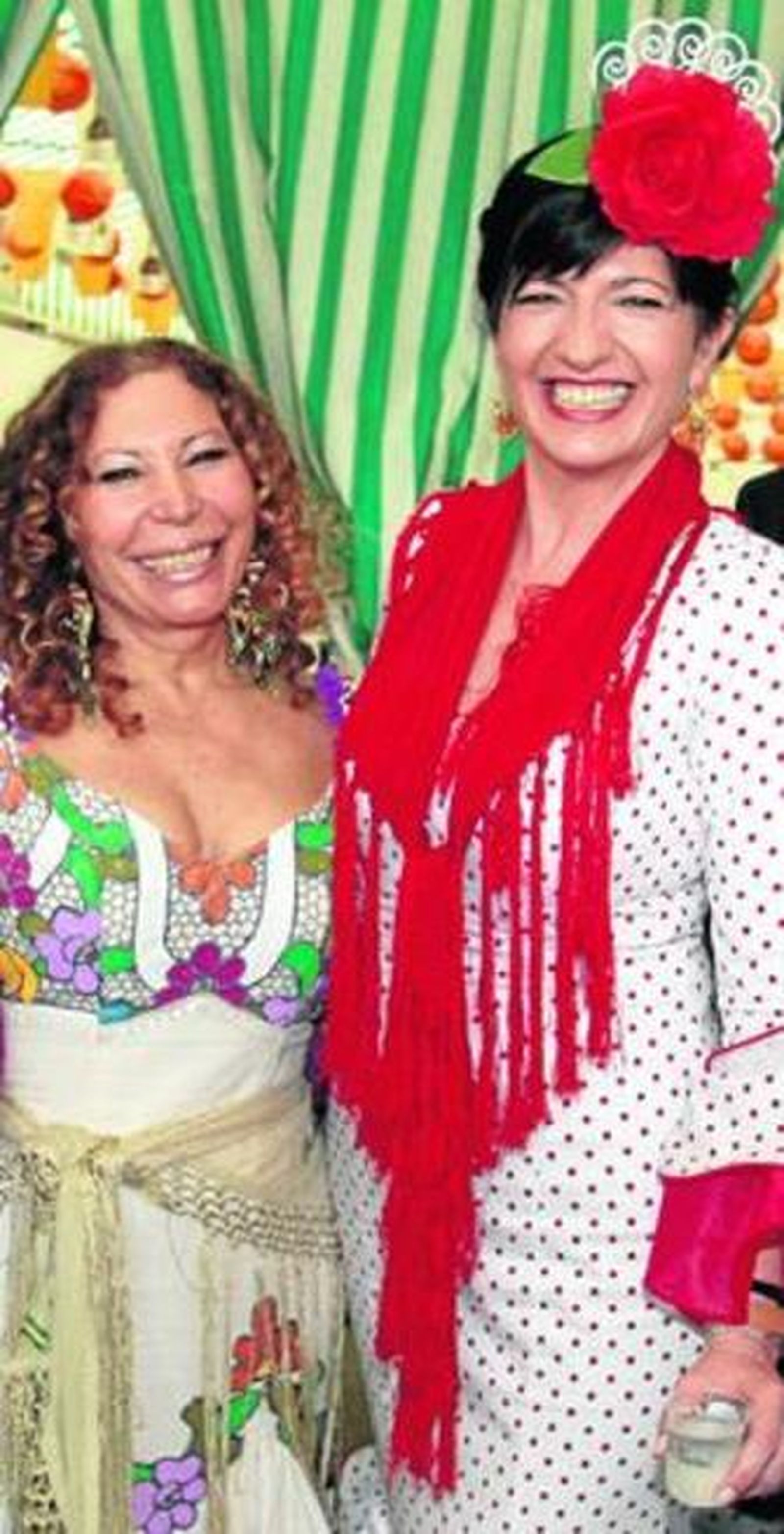 Pilar González, a la derecha, posa con Pilar Távora en la Feria.