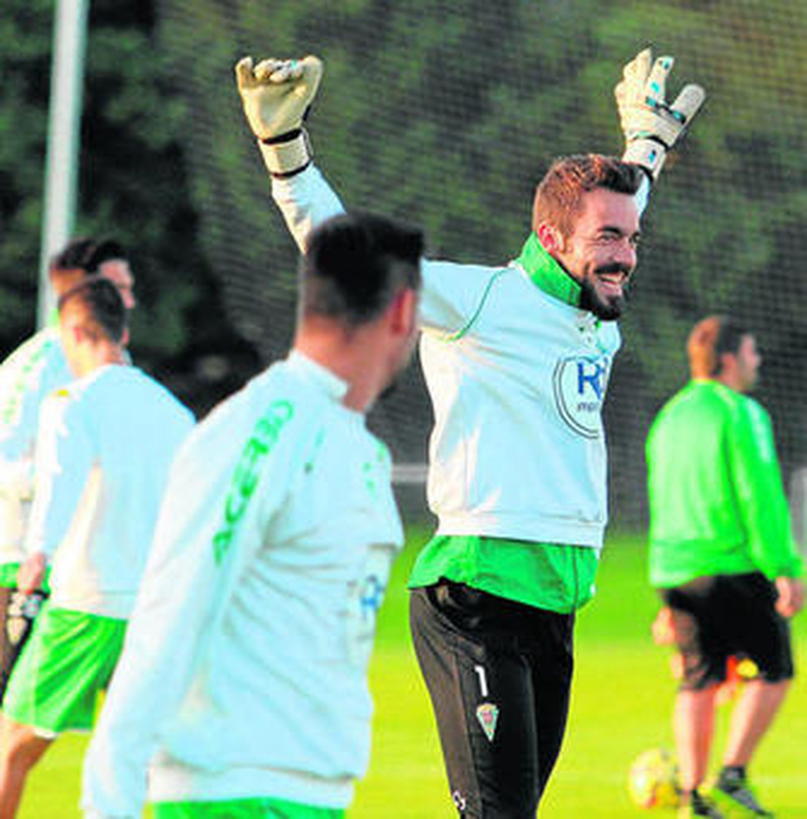 Juan Carlos, sonriente, calienta al inicio de una sesión en la Ciudad Deportiva.