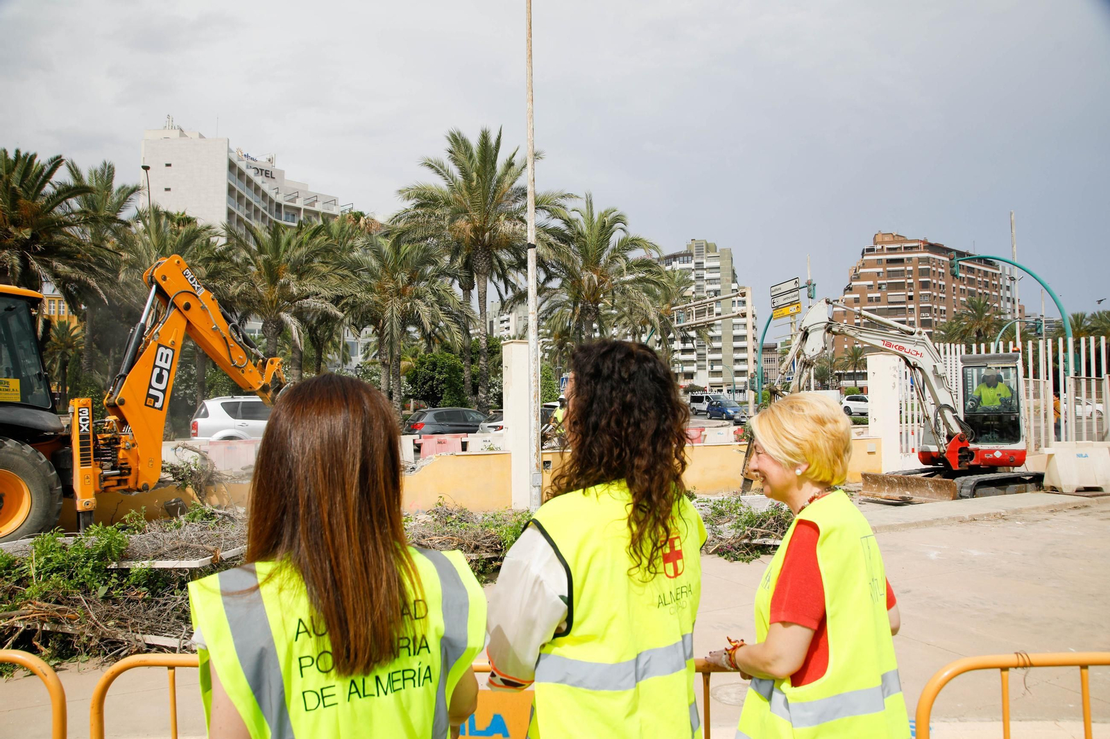 Las imágenes del derribo de la valla del Puerto, entrada de Muelle de Levante y Ribera I de Almería