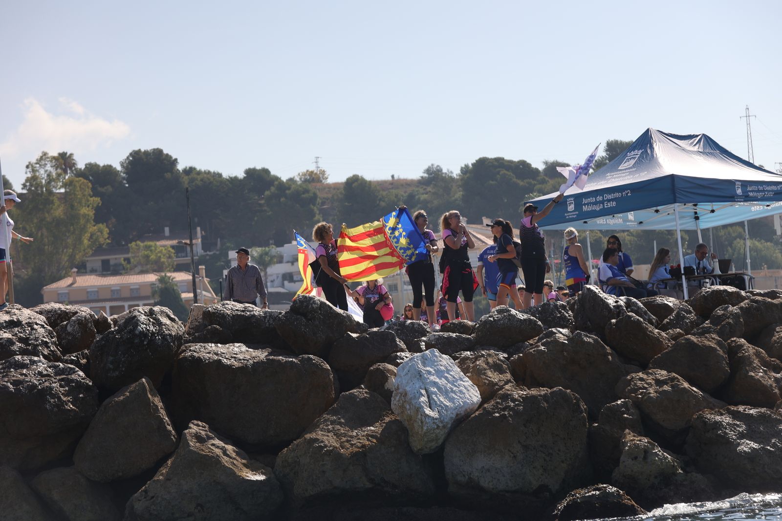 Más de 100 mujeres supervivientes de cáncer participan este sábado en una Regata Nacional en Málaga