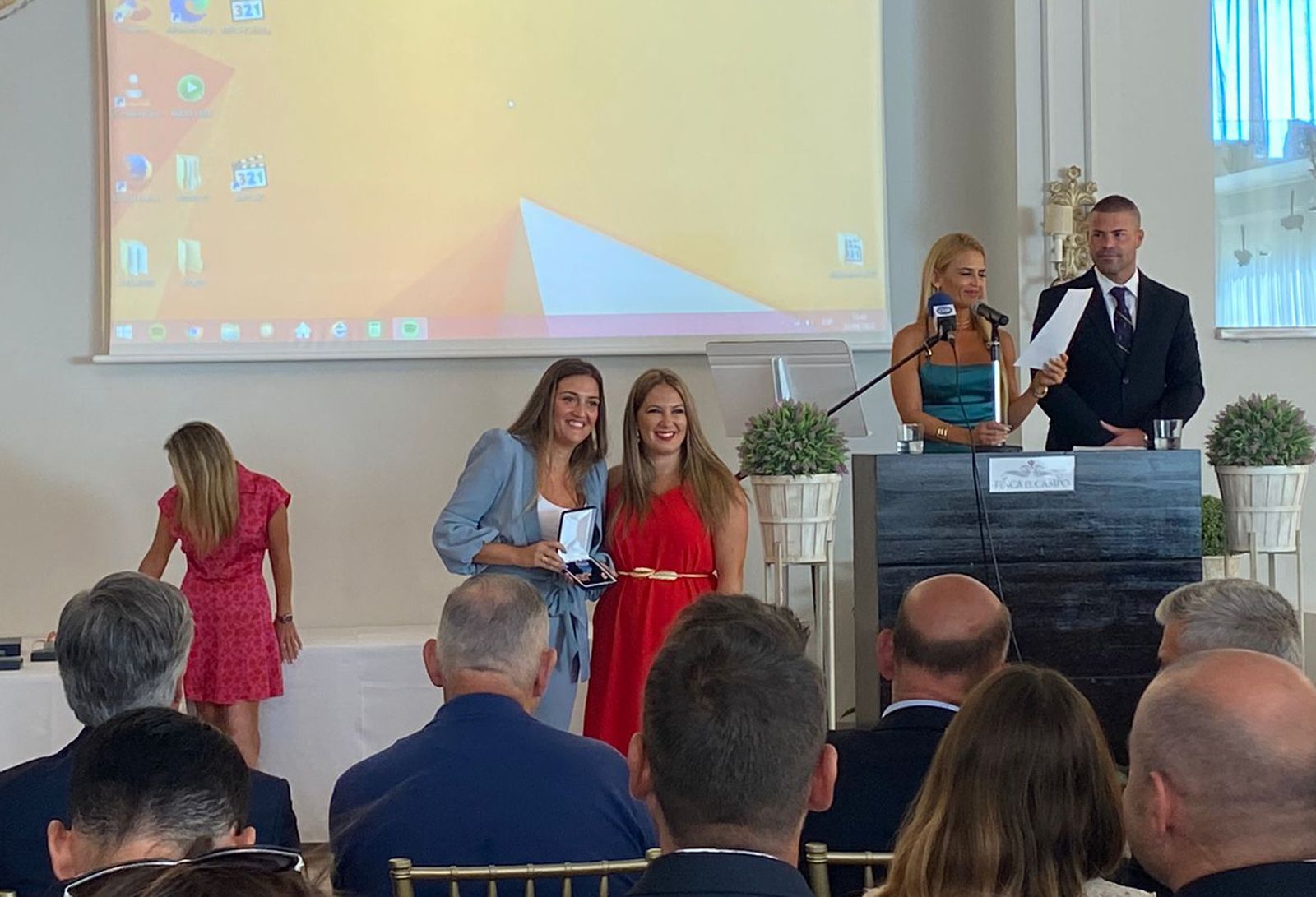 La presidenta de Nuevo Hogar Betania, Begoña Arana, con el galardón.