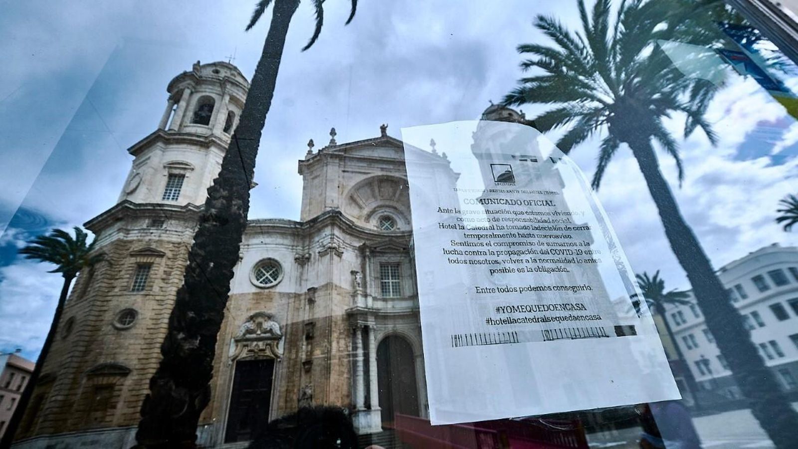 El Hotel La Catedral, con un cartel en uno de sus escaparates en el que avisa de los motivos del cierre actual del local.