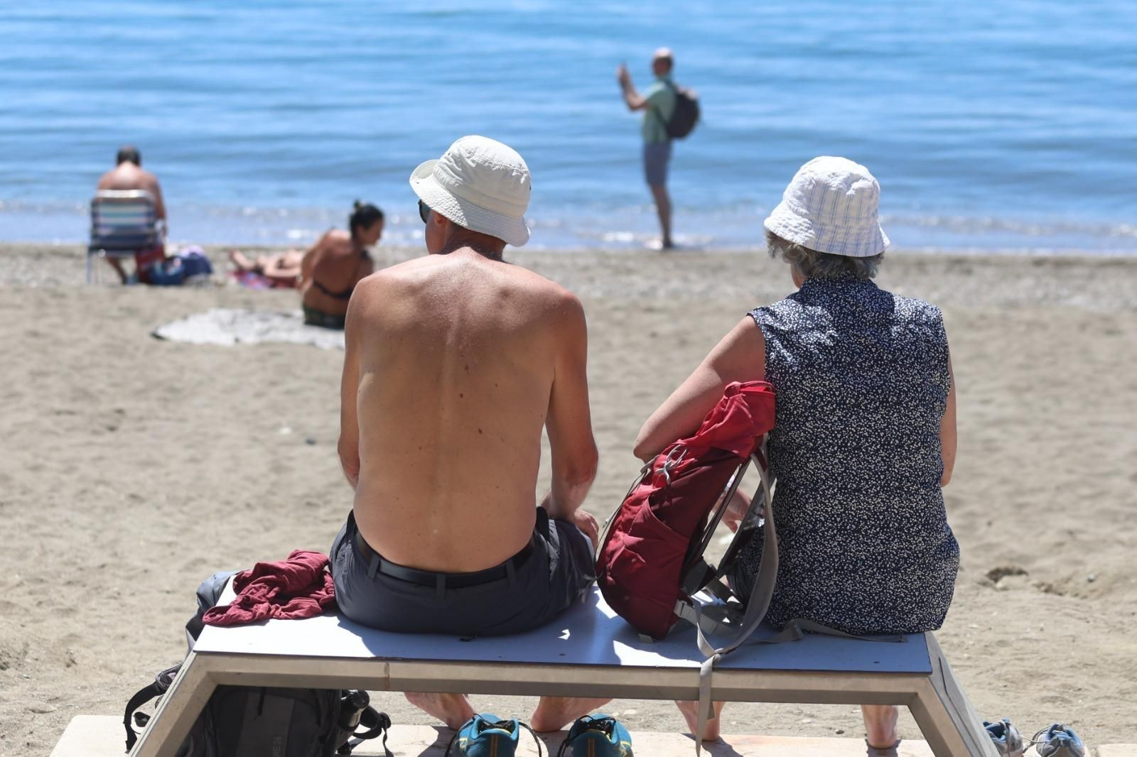 Dos bañistas en una playa de Málaga