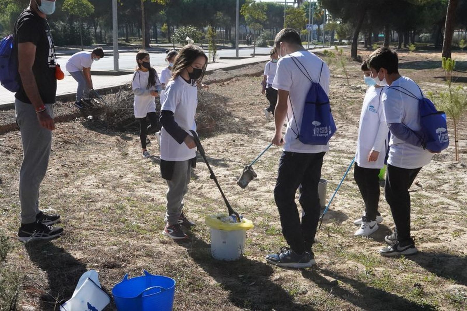 Algunos de los escolares del IES Odón Betanzos en la actividad medioambiental.
