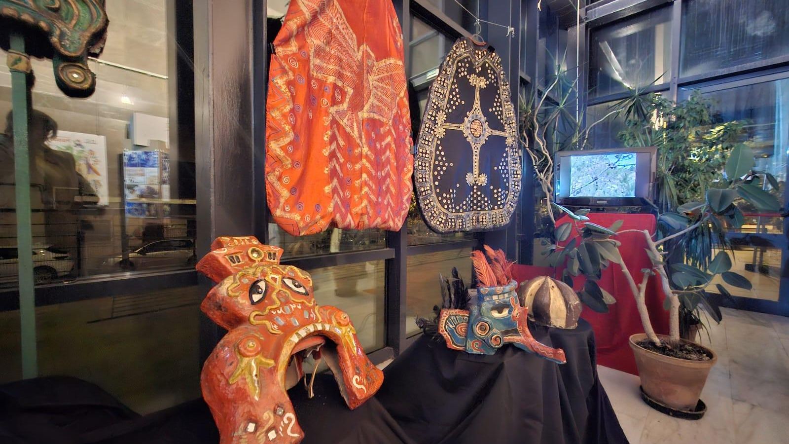 Varios objetos utilizados en los pasacalles del barrio.