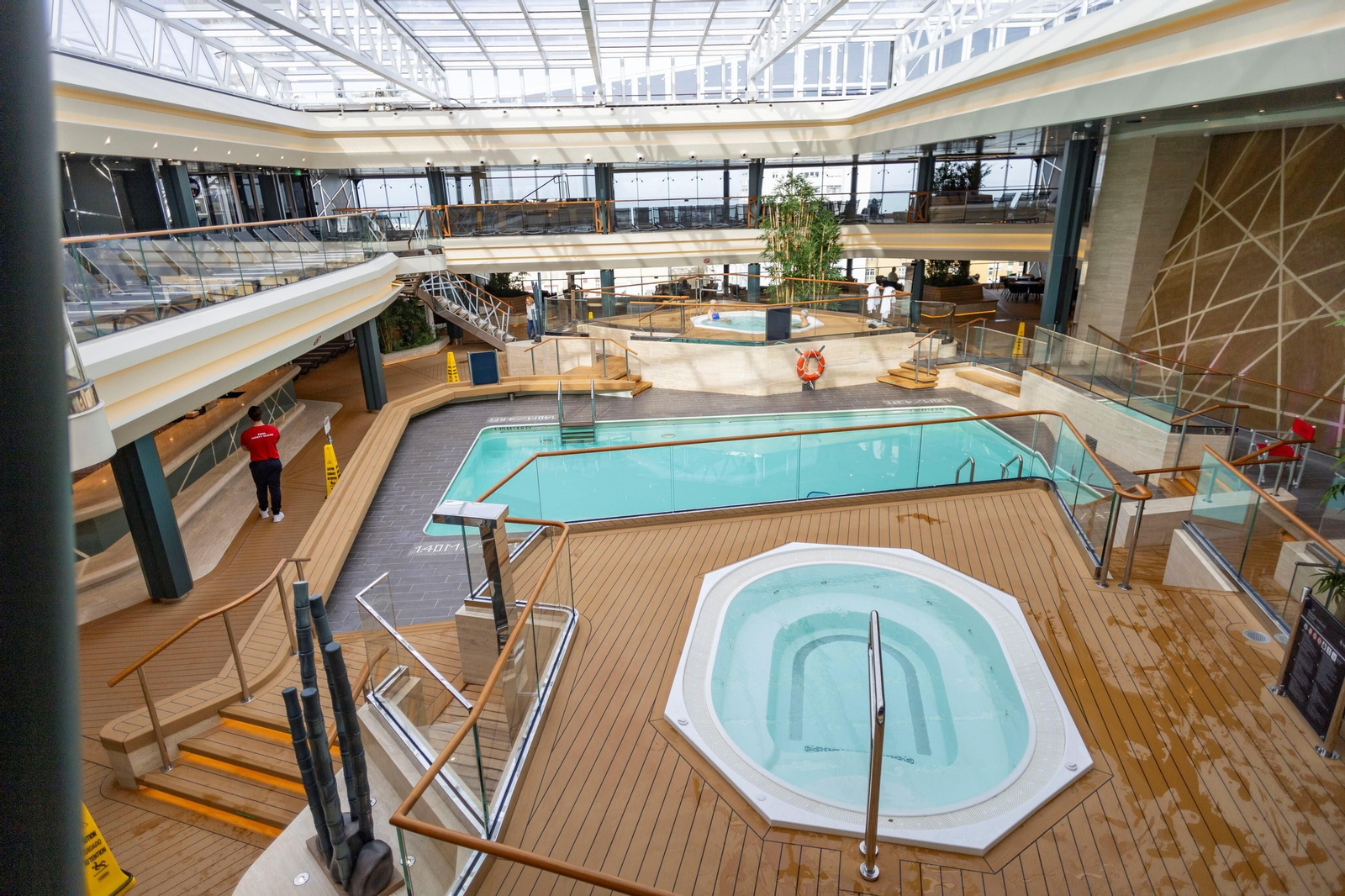 Imágenes de la visita del crucero MSC Euribia al puerto de Cádiz