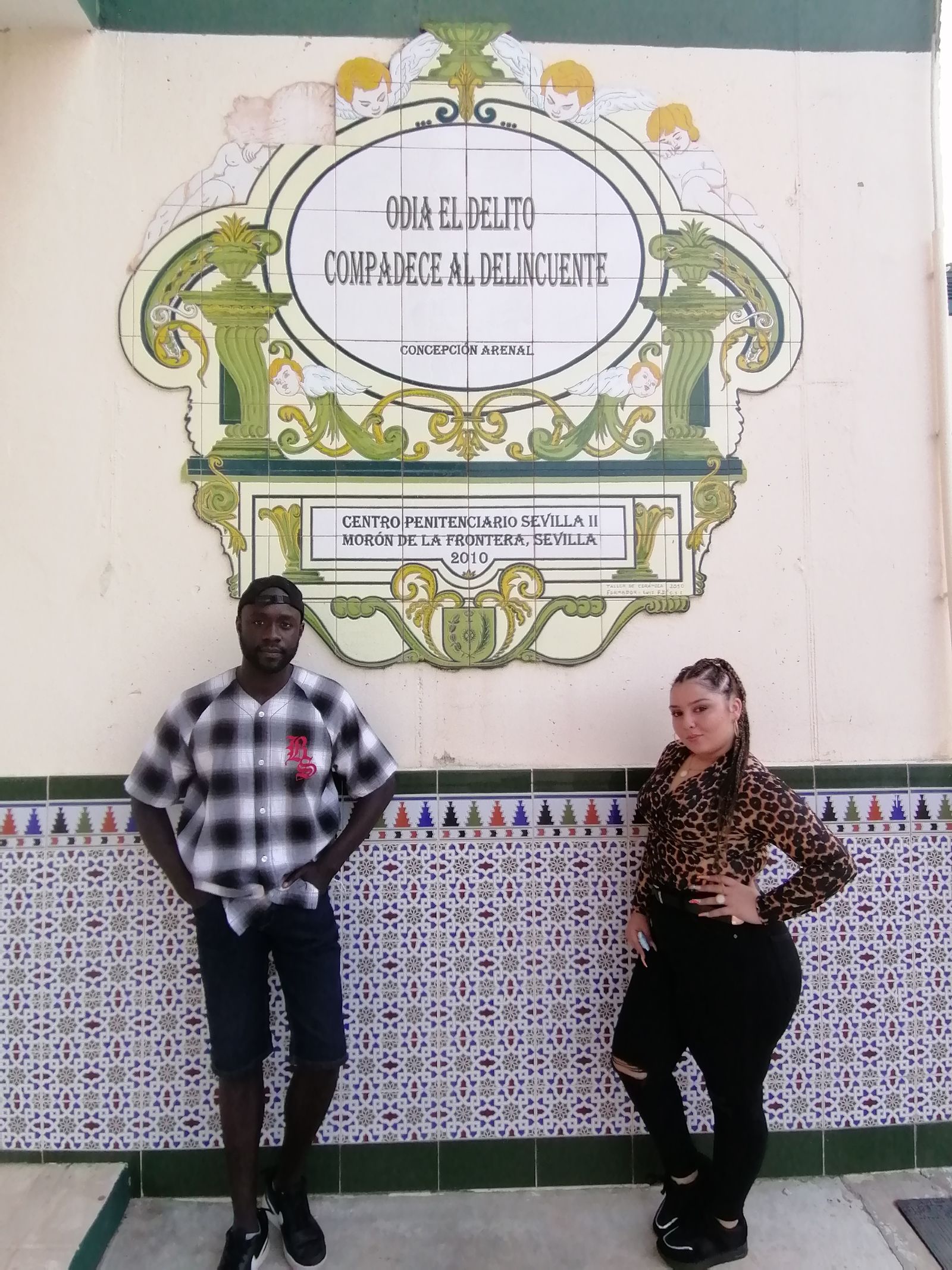 Los dos artistas, en el interior del centro penitenciario.