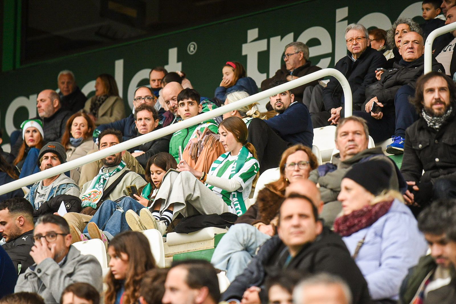 El Córdoba CF se deja querer por su afición en el Día de Año Nuevo: las fotos del entrenamiento de puertas abiertas