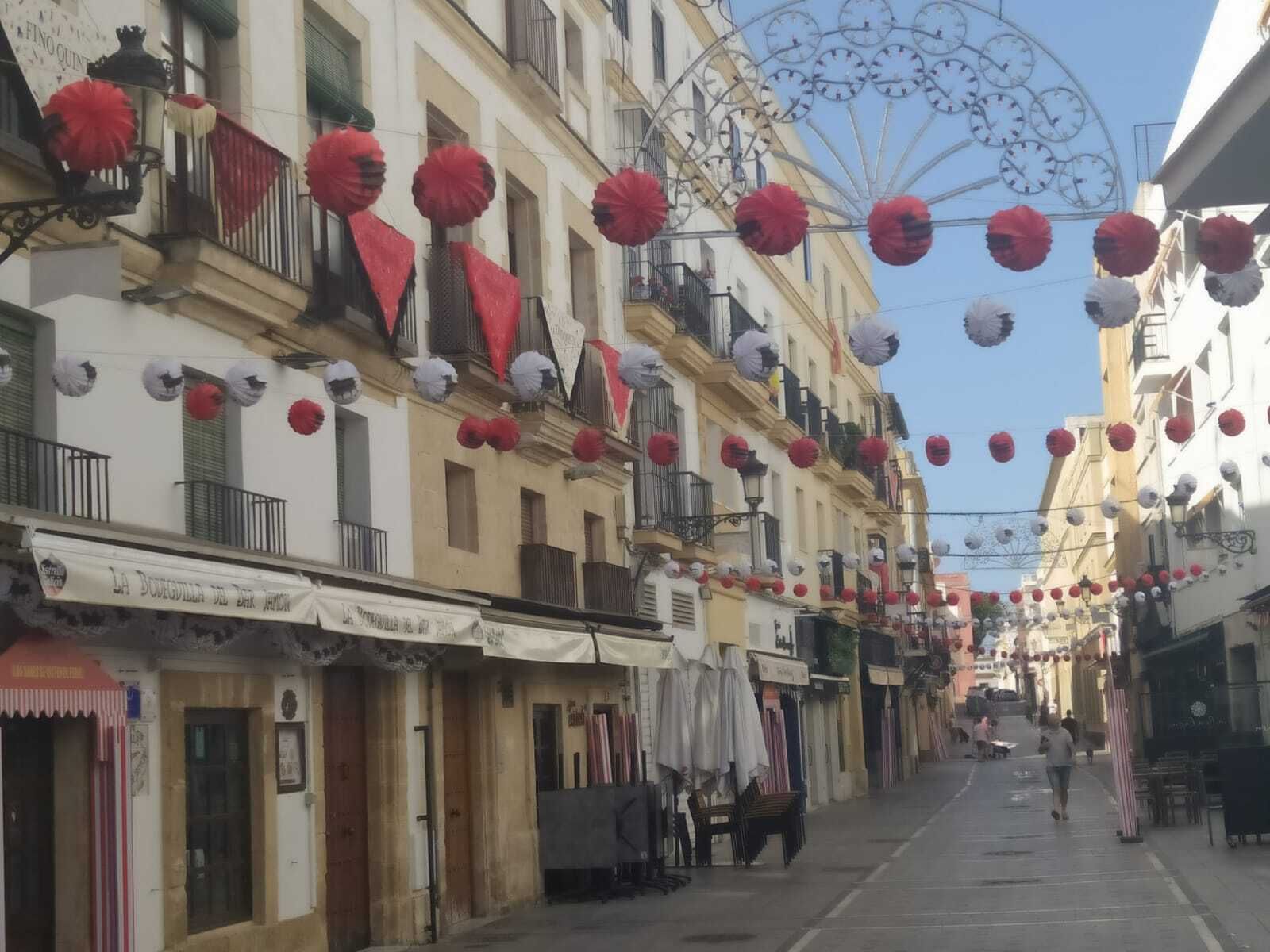 La calle Misericordia, decorada con ambiente de Feria.