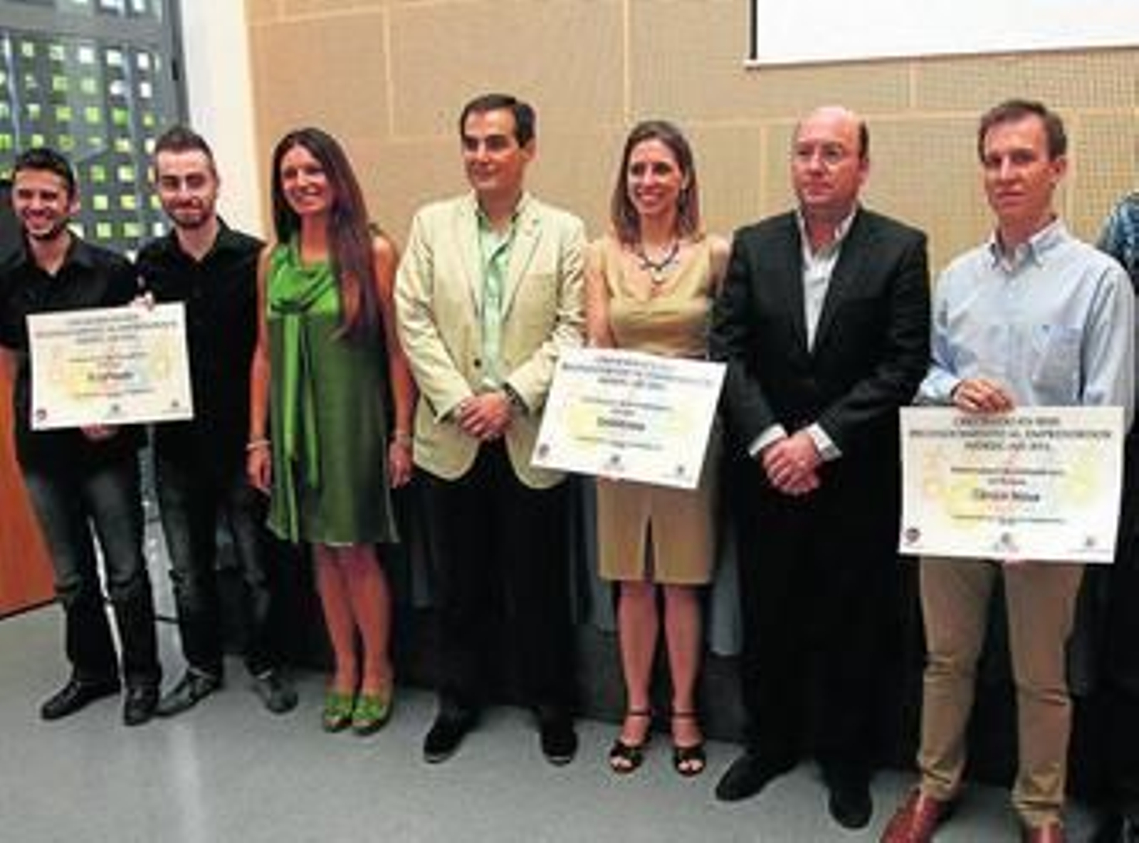 El alcalde posa con la presidenta de los Jóvenes Empresarios y los ganadores del cartamen.