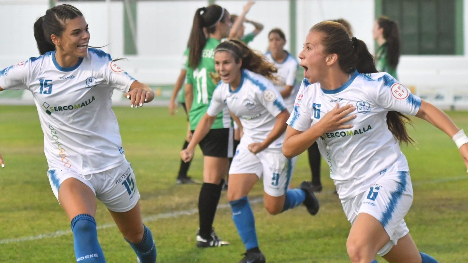 Victoria Arévalo festeja el tanto del empate.