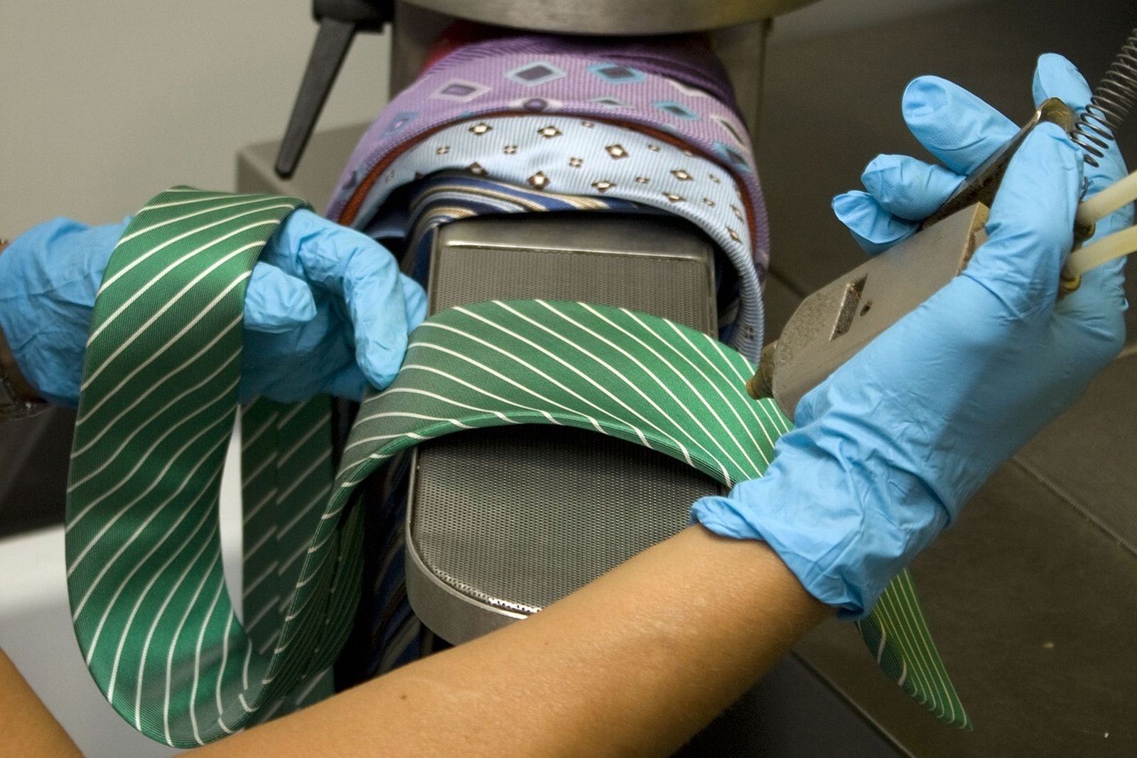 Varias corbatas que necesitan pasar por un proceso de limpieza