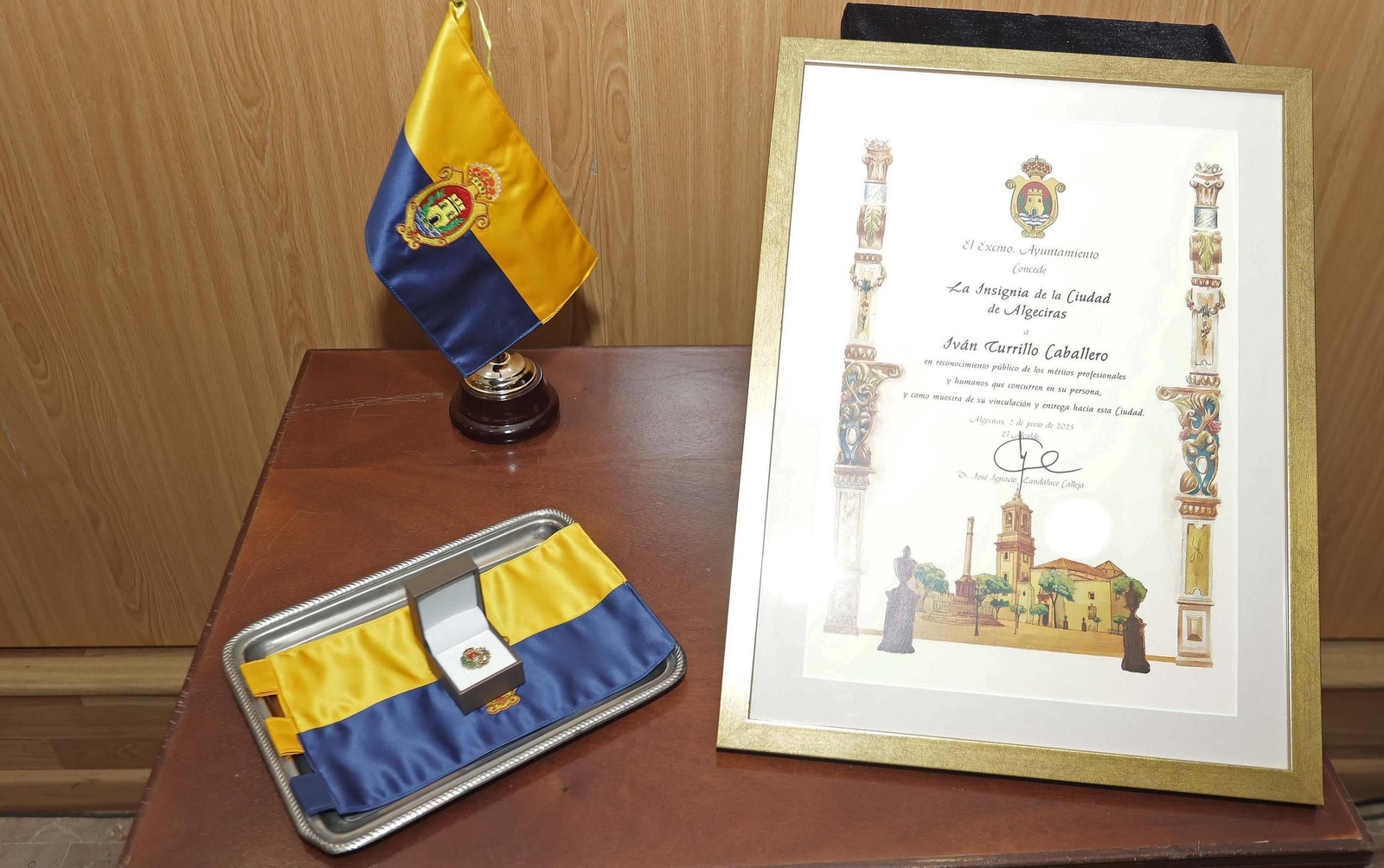 El acto de imposición de la insignia de la ciudad de Algeciras a Iván Turrillo, en imágenes