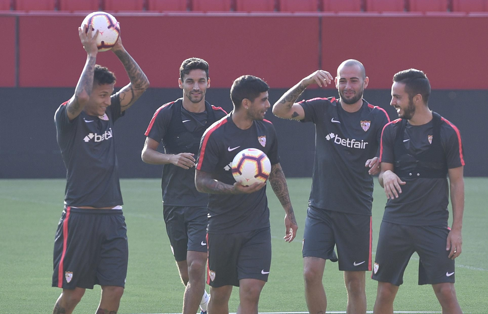Banega, entre Arana, Jesús Navas, Aleix Vidal y Sarabia.